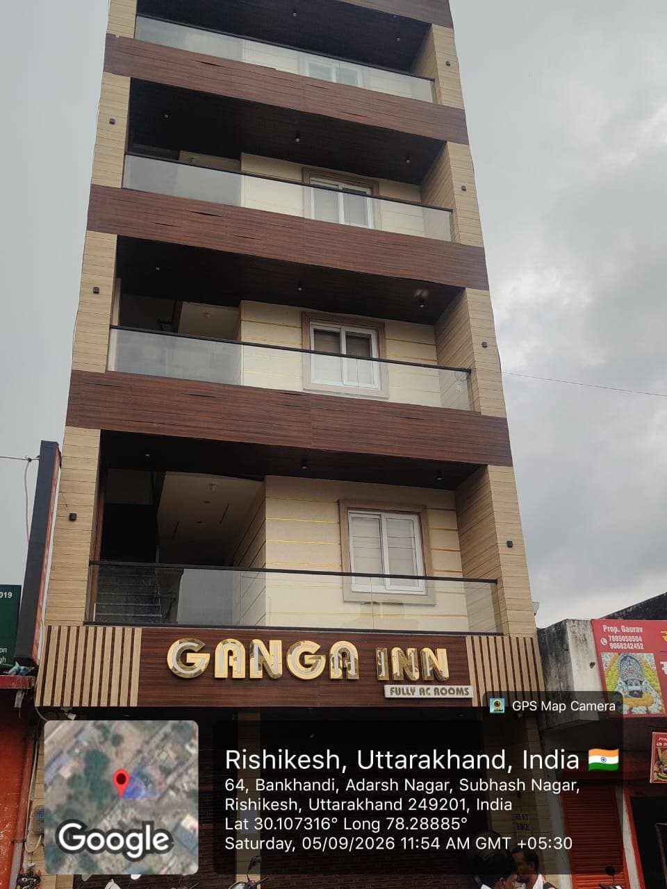 🚨ऋषिकेश रेलवे रोड और देहरादून में MDDA की कार्रवाई, 3 निर्माण स्थलों पर लगा ताला
देहरादून/ऋषिकेश : मसूरी देहरादून विकास प्राधिकरण (एमडीडीए) ने प्राधिकरण क्षेत्र में बिना स्वीकृत मानचित्र और निर्धारित नियमों के विपरीत किए जा रहे निर्माण के खिलाफ सख्त कार्रवाई की है। एमडीडीए की टीम ने ऋषिकेश और देहरादून में तीन अलग-अलग निर्माण स्थलों को सील कर दिया। कार्रवाई के बाद अनधिकृत निर्माण कराने वालों में हड़कंप मचा हुआ है।
प्राधिकरण के अधिकारियों के मुताबिक, ऋषिकेश में रेलवे स्टेशन के नजदीक पीडब्ल्यूडी कार्यालय के पीछे रेलवे रोड पर विनोद अग्रवाल के निर्माण स्थल पर व्यावसायिक दुकान के लिए छत डालने का काम किया जा रहा था। निर्माण कार्य के संबंध में प्राधिकरण की ओर से उत्तराखंड नगर एवं ग्राम नियोजन तथा विकास अधिनियम, 1973 (यथासंशोधित) की संबंधित धाराओं के तहत वाद दायर किया गया। नियमानुसार कार्रवाई करते हुए निर्माण स्थल को सील कर दिया गया।
इसी तरह देहरादून के माजरा क्षेत्र में मुस्कान होटल के पीछे शाहिद के निर्माण स्थल पर बिना स्वीकृत मानचित्र के निर्माण किए जाने का मामला सामने आया। प्राधिकरण ने मामले में वाद दायर कर नियमानुसार कार्रवाई की और मौके पर निर्माण स्थल को सील कर दिया।
इसके अलावा माजरा क्षेत्र में ही शाहिद के एक अन्य निर्माण स्थल पर भी बिना स्वीकृत मानचित्र निर्माण का मामला सामने आया। जांच के बाद एमडीडीए ने इस प्रकरण में भी नियमानुसार कार्रवाई करते हुए निर्माण स्थल को सील कर दिया।
बिना नक्शे के निर्माण पर सख्ती
एमडीडीए अधिकारियों ने स्पष्ट किया है कि प्राधिकरण क्षेत्र में सुनियोजित और व्यवस्थित विकास के लिए भवन निर्माण शुरू करने से पहले मानचित्र स्वीकृत कराना अनिवार्य है। बिना स्वीकृत मानचित्र निर्माण करने या स्वीकृत मानचित्र के विपरीत निर्माण पाए जाने पर संबंधित भवन स्वामी के खिलाफ वैधानिक कार्रवाई की जाएगी।
एमडीडीए उपाध्यक्ष ने क्या कहा?
एमडीडीए उपाध्यक्ष बंशीधर तिवारी ने कहा कि प्राधिकरण क्षेत्र में सुनियोजित विकास के लिए भवन निर्माण से पहले स्वीकृत मानचित्र और निर्धारित नियमों का पालन करना जरूरी है। बिना स्वीकृति अथवा स्वीकृत मानचित्र के विपरीत किए जा रहे निर्माण को किसी भी स्थिति में स्वीकार नहीं किया जाएगा।
उन्होंने कहा कि प्राधिकरण को मिलने वाली शिकायतों के साथ-साथ निरीक्षण के दौरान सामने आने वाले अनधिकृत निर्माणों की भी जांच की जा रही है। नियमों का उल्लंघन पाए जाने पर संबंधित निर्माण के खिलाफ नियमानुसार सख्त कार्रवाई जारी रहेगी।
एमडीडीए सचिव ने भी दी चेतावनी
एमडीडीए सचिव मोहन सिंह बर्निया ने कहा कि प्राधिकरण की ओर से अवैध और अनधिकृत निर्माणों पर लगातार निगरानी रखी जा रही है। बिना स्वीकृत मानचित्र के निर्माण करने वालों को किसी भी प्रकार की छूट नहीं दी जाएगी।
उन्होंने कहा कि कार्रवाई का उद्देश्य शहर और प्राधिकरण क्षेत्र में नियोजित एवं नियमबद्ध विकास सुनिश्चित करना है। उन्होंने भवन स्वामियों से अपील की कि निर्माण शुरू करने से पहले मानचित्र स्वीकृत कराएं और निर्धारित मानकों का पालन करें।
अधिकारियों के अनुसार नियमों का उल्लंघन मिलने पर नोटिस, वाद दायर करने, निर्माण स्थल सील करने समेत अन्य वैधानिक कार्रवाई नियमानुसार की जाएगी। एमडीडीए ने संकेत दिया है कि अनधिकृत निर्माणों के खिलाफ अभियान आगे भी जारी रहेगा।