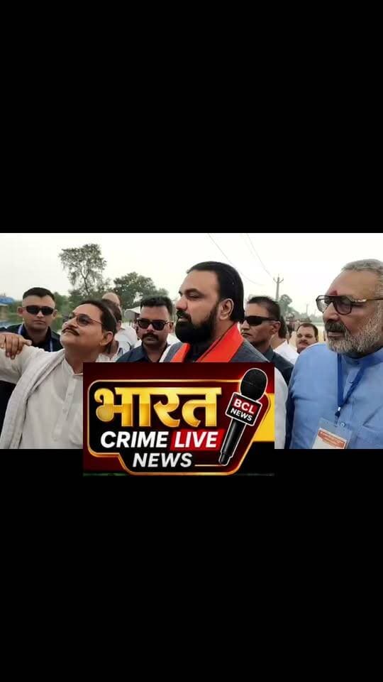 बाढ़ का जायजा लेने पहुंचे CM सम्राट चौधरी, बोले - गंगा जी के पेट से गुजर रहा 20 लाख क्यूसेक पानी, अब होगा परमानेंट इलाज।
बेगूसराय में बाढ़ ग्रस्त क्षेत्र का भ्रमण आज मुख्यमंत्री सम्राट चौधरी ने नगर निगम क्षेत्र के उलाव ढाला के पास किया। बाढ़ ग्रस्त निरीक्षण के बाद मुख्यमंत्री ने पत्रकारों से कहा कि बाढ़ से निपटने के लिए गंगा से गाद निकालने और रिंग बांध बनाने को लेकर काम किया जा रहा है।
दरअसल बेगूसराय के पांच प्रखंडों के दर्जनों गांव इस समय बाढ़ से प्रभावित हैं। निरीक्षण के दौरान स्थानीय सांसद सह केंद्रीय मंत्री गिरिराज सिंह और सरकार के आला अधिकारी भी मौजूद रहे। इस दौरान एक बाढ़ पीड़ित सीएम की गाड़ी के आगे आकर मिलने का प्रयास किया, जिसे सुरक्षा कर्मियों ने हटाया।
*पत्रकारों से बात करते हुए सीएम सम्राट चौधरी ने कहा:*
"हम लोग बाढ़ की हालत देख रहे हैं, लगातार जायजा ले रहे हैं। गंगा मैया के पेट में एक तरफ से 20 लाख क्यूसेक पानी गुजर रहा है। पटना के बॉर्डर से लेकर पूरे क्षेत्र में बाढ़ की हालत है। सोन नदी में 5.50 लाख क्यूसेक पानी छोड़ा गया है। सभी जगह प्रशासन अलर्ट है।"
उन्होंने आगे कहा, "गंगा के बाढ़ का परमानेंट इलाज की व्यवस्था हम लोगों ने शुरू किया है। अभी कोसी पर काम कर रहे थे, गंडक पर काम कर रहे थे, अभी हमने निर्देश दिया है कि हर हालत में गंगा जी के एंबेंकमेंट को पूरी तरह से ठीक करना है। जहां-जहां रिंग बांध बनाने की जरूरत होगी, वहां रिंग बांध बनाएंगे। नया स्ट्रेच बनाएंगे, कई जगह पर 20-20 किलोमीटर के स्ट्रेच में गंगा जी का पानी फैल रहा है। हम उसको लिमिट करके व्यवस्थित करेंगे।"