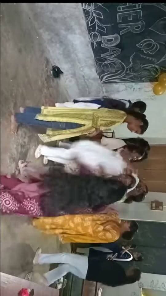 📢 वायरल वीडियो के आधार पर यह पोस्ट लिखी जा रही है। हमारा चैनल वीडियो की सत्यता या स्कूल की पहचान की पुष्टि नहीं करता। सही जानकारी मिलते ही स्कूल का नाम साझा किया जाएगा।
वीडियो में एक मैडम भी नजर आ रही हैं। शिक्षक दिवस गुरु के सम्मान और संस्कार का दिन है। सांस्कृतिक कार्यक्रम अच्छी बात है, लेकिन गीत और प्रस्तुति का चयन विद्यालय की गरिमा के अनुरूप होना चाहिए।
नोट: वायरल वीडियो की स्वतंत्र पुष्टि नहीं हुई है।