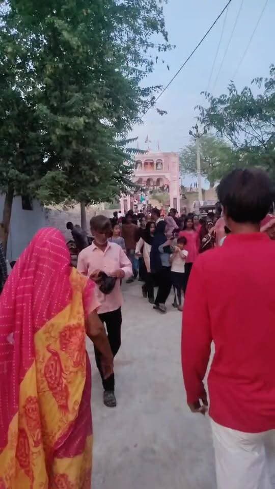बिसाऊ से गोगा जी के मेले से लाइव
#tharkiawaazajay #GogaNavmi #gogajimaharaj #gogaji #bissau @top fans Kunj Bihari Birmiwala