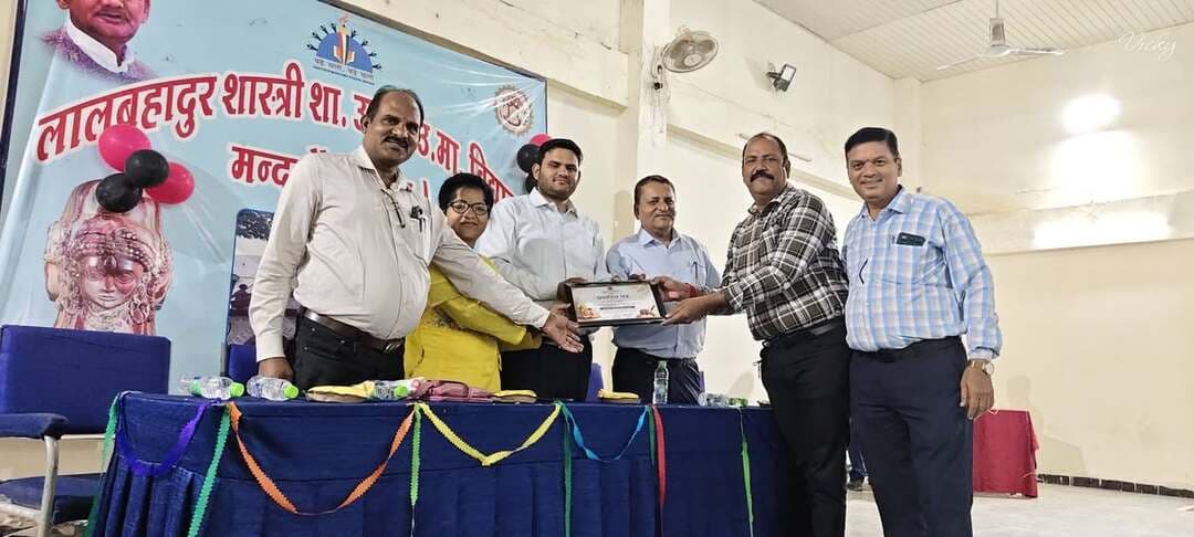 शिक्षक दिवस के अवसर पर शासकीय उत्कृष्ट विद्यालय, मंदसौर में जिला स्तरीय शिक्षक सम्मान समारोह गरिमामय एवं प्रेरणादायी वातावरण में आयोजित किया गया।
कार्यक्रम का उद्देश्य शैक्षणिक क्षेत्र में उत्कृष्ट प्रदर्शन करने वाले शिक्षकों, संस्था प्रधानों एवं विद्यार्थियों के प्रयासों को प्रोत्साहित करते हुए शिक्षा की गुणवत्ता को और अधिक सुदृढ़ करना रहा।
कार्यक्रम में डिप्टी कलेक्टर श्री रोहित राणावत, पूर्व जिला शिक्षा अधिकारी श्री आर.एल. कारपेंटर, सुश्री टेरेसा मिंस, अतिरिक्त जिला परियोजना समन्वयक श्री लोकेंद्र कुमार डाभी, शासकीय उत्कृष्ट विद्यालय मंदसौर के प्राचार्य श्री कैलाश चंद्र सोलंकी एवं जिला योजना अधिकारी श्री दिलीप मुजावदिया रहे।
शत-प्रतिशत परीक्षा परिणाम देने वाले संस्था प्रधान सम्मानित किया गया।
#मंदसौर
#Mandsaur