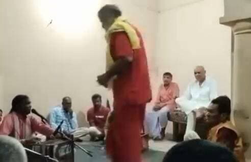 पिछोर के पूर्व विधायक के.पी. सिंह 'कक्काजू' का सादगी भरा अंदाज, भजन मंडली के साथ आए नजर
शिवपुरी- पिछोर से पूर्व विधायक एवं मध्य प्रदेश शासन के पूर्व कैबिनेट मंत्री के.पी. सिंह कक्काजू का एक वीडियो आज सोशल मीडिया पर सामने आया है।
वीडियो में कक्काजू सफेद कुर्ता-पायजामा में एक भजन-कीर्तन कार्यक्रम में सादगी के साथ बैठे हुए भजन सुनते नजर आ रहे हैं। उनके आसपास भजन मंडली के सदस्य हारमोनियम पर भजन गाते हुए दिख रहे हैं और अन्य लोग भी मौजूद हैं भजन मंडली के बीच बैठे पूर्व मंत्री का यह सरल अंदाज लोगों के बीच चर्चा का विषय बना हुआ है।