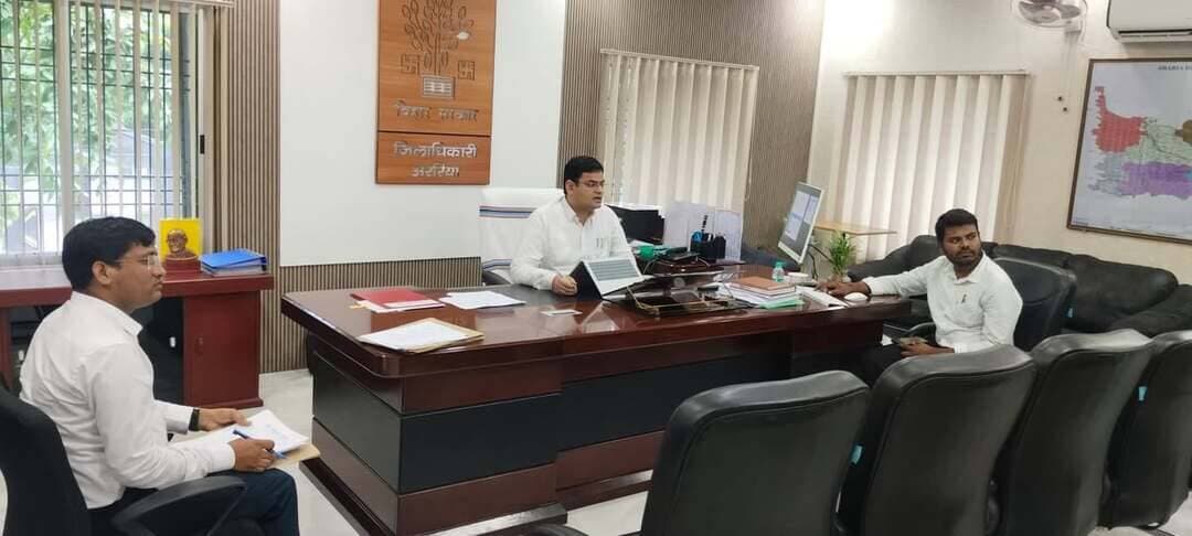 अररिया जिलाधिकारी के निर्देश पर प्रखंड एवं अंचल कार्यालयों वित्तीय अभिलेखों की जांच, कमियों को सुधारने का निर्देश
अररिया जिला पदाधिकारी विनोद दूहन के निर्देश पर वरीय कोषागार पदाधिकारी मो.नुरूल हक़, अररिया द्वारा जिले के सभी प्रखंड एवं अंचल कार्यालयों के वित्तीय लेनदेन से संबंधित बैंक खातों, रोकड़ पंजी, समायोजित अभिश्रव सहित अन्य वित्तीय अभिलेखों की जांच की गई। जांच के बाद प्राप्त प्रतिवेदन के विभिन्न बिंदुओं की समीक्षा की गई।
बैठक में जिलाधिकारी द्वारा जांच प्रतिवेदन की विस्तृत समीक्षा करते हुए विभिन्न विषयों से संबंधित आवश्यक जानकारी प्राप्त की गई। समीक्षा के दौरान जिलाधिकारी द्वारा वित्तीय मामलों में किसी भी प्रकार की लापरवाही नहीं बरतने का निर्देश दिया गया।
जिला पदाधिकारी ने बिहार वित्तीय नियमावली, बिहार कोषागार संहिता एवं समय-समय पर विभाग द्वारा जारी दिशा-निर्देशों का अक्षरशः अनुपालन सुनिश्चित करने पर विशेष जोर दिया। उन्होंने जिले के सभी सरकारी कार्यालयों का नियमित अंकेक्षण कराने का भी निर्देश दिया। उन्होंने संबंधित कर्मियों को चिह्नित कमियों में आवश्यक सुधार करते हुए सात दिनों के अंदर जांच प्रतिवेदन उपलब्ध कराने का निर्देश दिया।