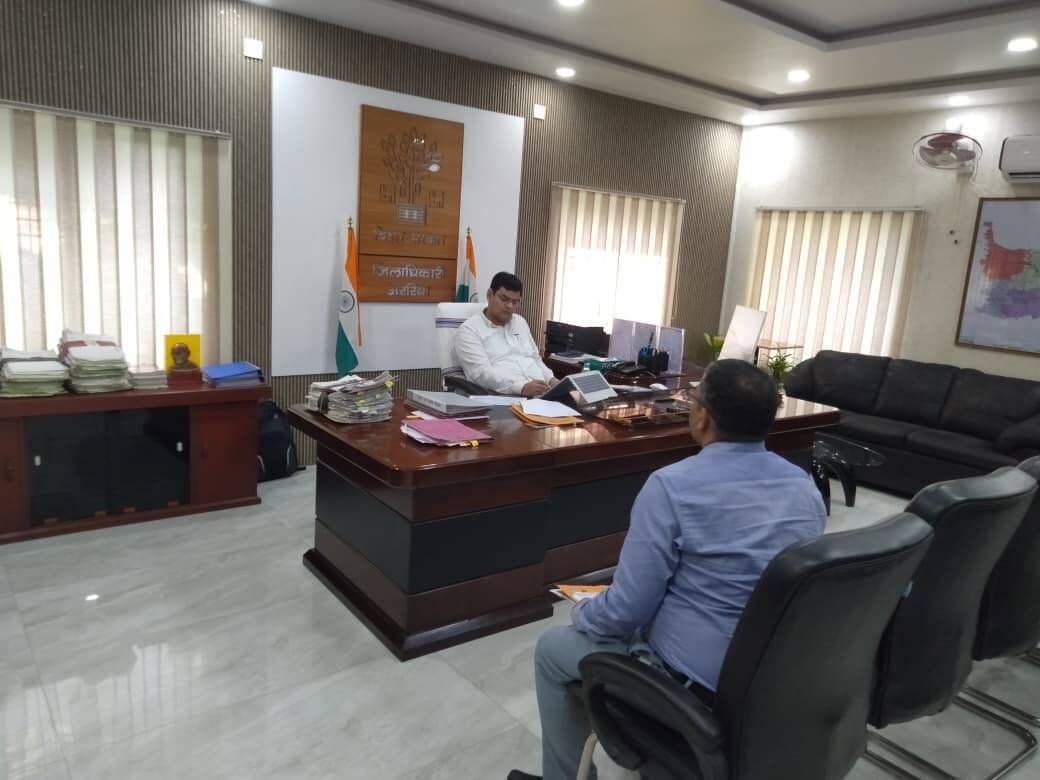अररिया जिला योजना कार्यालय के कार्यों एवं वाइब्रेंट विलेज प्रोग्राम के क्रियान्वयन की समीक्षा
अररिया जिला पदाधिकारी विनोद दूहन की अध्यक्षता में जिला योजना कार्यालय के कार्यों तथा वाइब्रेंट विलेज प्रोग्राम के क्रियान्वयन की समीक्षा की गई। जिला योजना कार्यालय की समीक्षा के क्रम में कार्यालय द्वारा क्रियान्वित की जा रही विभिन्न योजनाओं, यथा मुख्यमंत्री क्षेत्र विकास योजना, सांसद स्थानीय क्षेत्र विकास योजना, आकांक्षी जिला कार्यक्रम, बिहार महादलित विकास मिशन के अंतर्गत सामुदायिक भवन एवं वर्कशॉप का निर्माण तथा कार्यालय द्वारा संपादित किए जाने वाले अन्य कार्यों की समीक्षा की गई।
समीक्षा के क्रम में जिला पदाधिकारी द्वारा 17वीं विधानसभा की लंबित योजनाओं को एक माह के अंदर पूर्ण करने का निर्देश दिया गया। 18वीं विधानसभा में वित्तीय वर्षवार जिला योजना द्वारा क्रियान्वित की जाने वाली योजनाओं की सूची, प्राक्कलित राशि एवं प्रशासनिक स्वीकृति की तिथि तथा वर्तमान स्थिति से संबंधित प्रतिवेदन उपलब्ध कराने का निर्देश जिला योजना पदाधिकारी को दिया गया। साथ ही 18वीं विधानसभा में प्राप्त माननीय की अनुशंसाओं को सर्वोच्च प्राथमिकता पर क्रियान्वित करने का निर्देश दिया गया।
इस संबंध में जिन योजनाओं के लिए भूमि प्रतिवेदन तथा अनापत्ति प्रमाण-पत्र की आवश्यकता है, उसके संबंध में संबंधित अंचलाधिकारी एवं प्रखंड विकास पदाधिकारी को पुनः पत्र भेजने का निर्देश दिया गया। साथ ही, जिला स्तर की बैठकों, जिसमें अंचलाधिकारी एवं प्रखंड विकास पदाधिकारी उपस्थित होते हैं, में इन मुद्दों पर ध्यान आकृष्ट कराने का निर्देश दिया गया।
वाइब्रेंट विलेज प्रोग्राम के समन्वय के क्रम में जिन योजनाओं पर कार्य किया जा रहा है, उन योजनाओं से संबंधित विभागों के पदाधिकारियों की बैठक सोमवार को जिलाधिकारी की अध्यक्षता में बुलाने का निर्देश दिया गया।