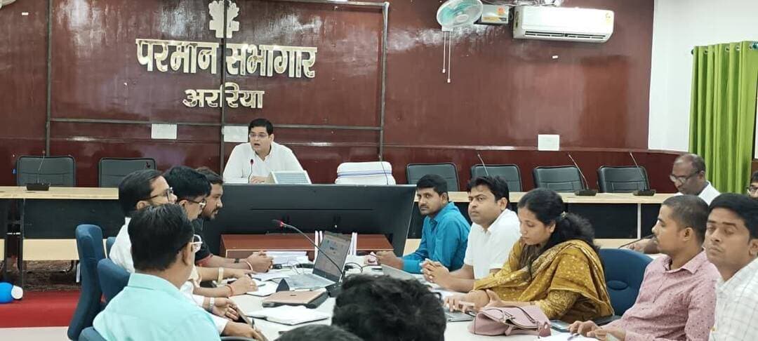 अररिया पीएम सूर्यघर मुफ्त बिजली योजना में लापरवाही पर जिलाधिकारी सख्त, लंबित मामलों के त्वरित निष्पादन के निर्देश
अररिया जिला पदाधिकारी विनोद दूहन की अध्यक्षता में पीएम सूर्यघर मुफ्त बिजली योजना, उद्योग तथा दुग्ध उत्पादन से अधिक से अधिक पशुपालकों को जोड़ने की मुहिम को लेकर सभी बैंकर्स के साथ समीक्षात्मक बैठक आयोजित की गई। बैठक में जिलाधिकारी ने लंबित ऋण आवेदनों के त्वरित निष्पादन को लेकर संबंधित बैंक प्रतिनिधियों को आवश्यक निर्देश दिए।
समीक्षा के दौरान बताया गया कि 69 आवेदकों का ऋण की राशि बैंकों द्वारा डिस्बर्स कर दिया गया, लेकिन अभी तक सोलर पैनल का अधिष्ठापन नहीं हुआ है। जिलाधिकारी ने संबंधित कार्यपालक अभियंता को इन सभी मामलों में अविलंब सोलर पैनल अधिष्ठापन सुनिश्चित कराने का निर्देश दिया गया।
वहीं, 49 आवेदकों का ऋण स्वीकृत हो चुका है, लेकिन बैंकों द्वारा अब तक ऋण राशि डिस्बर्स नहीं की गई है। जिलाधिकारी ने संबंधित शाखा प्रबंधकों एवं कनीय अभियंताओं को आवश्यक त्रुटियों का निराकरण कराते हुए शीघ्र ऋण राशि का डिस्बर्समेंट सुनिश्चित कराने का निर्देश दिया।
बैठक में सोलर पैनल अधिष्ठापन कार्य से जुड़ी 5 चयनित एजेंसियों के प्रतिनिधियों के अनुपस्थित रहने पर जिलाधिकारी ने संबंधित एजेंसियों से स्पष्टीकरण पूछने तथा लंबित अधिष्ठापन कार्यों को निर्धारित समय-सीमा में पूरा कराने का निर्देश दिया।
जिलाधिकारी ने निर्देश दिया कि पीएम सूर्यघर मुफ्त बिजली योजना की अगली बैठक से सभी कार्यपालक पदाधिकारी, नगर परिषद एवं नगर पंचायत तथा जिला प्रबंधक, जीविका अनिवार्य रूप से बैठक में उपस्थित रहेंगे।
उन्होंने सभी बैंकों के शाखा प्रबंधकों एवं प्रतिनिधियों को निर्देश दिया कि जिन शाखाओं में 5 से अधिक आवेदन लंबित हैं, वे लंबित आवेदनों का कारण सहित बैठक में उपस्थित रहेंगे।
सोलर पैनल लगाने पर मिल रही सब्सिडी
बैठक में बताया गया कि पीएम सूर्यघर मुफ्त बिजली योजना के तहत घरेलू उपभोक्ताओं को सोलर पैनल लगाने पर केंद्र एवं राज्य सरकार द्वारा सब्सिडी दी जा रही है। 1 किलोवाट क्षमता के सोलर पैनल पर ₹40,000, 2 किलोवाट पर ₹80,000 तथा 3 किलोवाट या उससे अधिक क्षमता पर अधिकतम ₹98,000 तक की सब्सिडी का प्रावधान है।
पशुपालकों को केसीसी ऋण उपलब्ध कराने में तेजी के निर्देश
बैठक में जिलाधिकारी ने जिले में दुग्ध उत्पादन को बढ़ावा देने तथा अधिक से अधिक पशुपालकों को इससे जोड़ने के उद्देश्य से पशुपालन केसीसी ऋण की प्रगति की भी समीक्षा की। इस क्रम में विभिन्न बैंकों को भेजे गए 1013 आवेदनों की यथाशीघ्र स्क्रीनिंग कर पात्र किसानों को शीघ्र केसीसी ऋण उपलब्ध कराने का निर्देश सभी बैंकर्स को दिया गया। इसी प्रकार उद्योग विभाग की विभिन्न योजनाओं से संबंधित ऋण आवेदनों के निष्पादन में भी तेजी लाने तथा पात्र लाभुकों को समय पर ऋण उपलब्ध कराने का निर्देश दिया गया।
बैठक में जिला पशुपालन पदाधिकारी, जिला गव्य विकास पदाधिकारी, अग्रणी जिला प्रबंधक (एलडीएम), विद्युत कार्यपालक अभियंता अररिया एवं फारबिसगंज, सभी सहायक अभियंता, कनीय विद्युत अभियंता, उद्योग विभाग के अधिकारी, COMFED के प्लांट इंचार्ज सहित विभिन्न बैंकों के शाखा प्रबंधक एवं प्रतिनिधि उपस्थित थे।