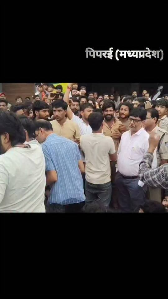 पिपरई के बालाजी मंदिर में धार्मिक पाठ के दौरान हंगामे और मारपीट का मामला सामने आया। पुलिस के अनुसार आरोपी पर मंदिर में हनुमान जी की प्रतिमा को क्षतिग्रस्त करने का आरोप है और इस दौरान रोकने पहुंचे लोगों पर कुल्हाड़ी से हमला किया। सूचना पर पहुंची पुलिस ने आरोपी को गिरफ्तार कर केस दर्ज किया। राजस्व विभाग ने पुलिस की मौजूदगी में कथित अतिक्रमण हटाने की कार्रवाई की। पुलिस ने अफवाहों से बचने और शांति बनाए रखने की अपील की है। 🚨
#पिपरई #अशोकनगर #NewsUpdate #BreakingNews #MadhyaPradesh