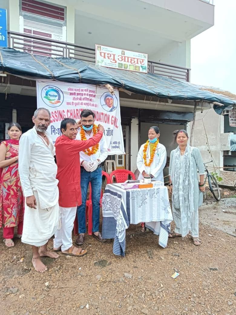 विश्व समाजसेवी मदर टेरेसा जी की पुण्य स्मृति पर स्वास्थ्य शिविर संपन्न। (ब्लेसिंग चैरिटी फाउंडेशन)
------------------------------------
ग्वालियर- मानव-कल्याण के लिए सेवा को समर्पित विश्व समाजसेवी एवं संत मदर टेरेसा जी की 29वीं पुण्यतिथि पर बड़ागांव खेरिया मोदी संत जोसेफ हॉस्पिटल के पास मैंन रोड पर ब्लेसिंग चैरिटी फाउंडेशन के द्वारा समाजसेवी शंकर पौल ने निशुल्क स्वास्थ्य शिविर का आयोजन किया गया, इस अवसर पर डॉ. शुभम दुबे एवं डॉ. ज्योति दुबे जी ने बीपी शुगर जांच कर उचित परामर्श कर सलाह दी।
सर्वप्रथम मुख्य अतिथि समाजसेवी श्री राकेश (रंगा) यादव जी एवं विशेष अतिथि श्रीमती मधु टैगोर जी ने डॉ. शिवम दुबे, डॉ. ज्योति दुबे जी का फूल मालाओं से स्वागत कर सम्मान किया। स्वास्थ्य शिविर समापन पर आभार प्रदीप टैगोर जीने किया। इस अवसर पर बल्लू बघेल, लाखन सिंह परिहार, बंटी जाटव, श्रीमती ममता पाल, श्रीमती रीना जाटव, जितेंद्र जाटव ने स्वास्थ्य शरीर के कार्य मैं सहयोग दिया