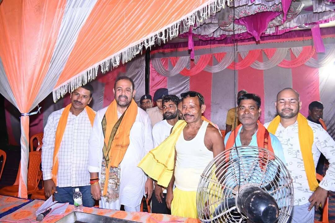 मेदनीपुर में शनिचरा बाबा पूजा समारोह में शामिल हुए विधायक आलोक कुमार सिंह, की सुख-समृद्धि की कामना
दिनारा विधानसभा क्षेत्र के मेदनीपुर में तुरहा समाज की ओर से आयोजित पावन शनिचरा बाबा पूजा समारोह में सह विधायक एवं राष्ट्रीय लोक मोर्चा के प्रदेश अध्यक्ष आलोक कुमार सिंह शामिल हुए। उन्होंने विधि-विधान के साथ शनिचरा बाबा की पूजा-अर्चना की और क्षेत्रवासियों की सुख-शांति एवं समृद्धि के लिए प्रार्थना की।
पूजा समारोह के दौरान पूरा परिसर भक्ति और आस्था के माहौल से सराबोर रहा। बड़ी संख्या में श्रद्धालु और स्थानीय लोग कार्यक्रम में शामिल हुए। आलोक कुमार सिंह ने श्रद्धालुओं एवं क्षेत्रवासियों से मुलाकात कर धार्मिक आयोजन में सहभागिता की।
उन्होंने कहा कि धार्मिक और सांस्कृतिक आयोजन हमारी सनातन परंपराओं, संस्कारों और सामाजिक एकता को मजबूत करते हैं। ऐसे आयोजनों से समाज में आपसी भाईचारा और सद्भाव बढ़ता है।
आलोक कुमार सिंह ने शनिचरा बाबा से प्रार्थना करते हुए कहा कि क्षेत्र के सभी लोगों के जीवन में सुख, शांति, समृद्धि और आरोग्य बना रहे। उन्होंने बाबा से सभी परिवारों पर सदैव अपनी कृपा बनाए रखने की कामना की।
इस अवसर पर पंचातय के मुखिया रंजय सिंह तुरहा समाज के सदस्य, श्रद्धालु और बड़ी संख्या में स्थानीय लोग मौजूद रहे।