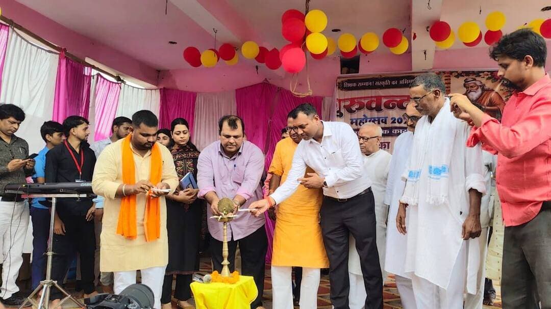 मोथा में गुरु वंदना महोत्सव में क्विज टॉपर सम्मानित,एसडीएम ने दिया पुरस्कार।
काराकाट के मोथा में शनिवार को शिक्षक दिवस पर गुरु वंदना महोत्सव एवं सांस्कृतिक कार्यक्रम आयोजित हुआ। कार्यक्रम में डीएम दीपक कुमार मिश्रा और एसपी एमआर राज के शामिल होने का कार्यक्रम था, लेकिन उनके नहीं पहुंचने पर एसडीएम दिलीप कुमार ने बतौर मुख्य अतिथि कार्यक्रम में शिरकत की।
कार्यक्रम की शुरुआत डॉ. सर्वपल्ली राधाकृष्णन के चित्र पर पुष्प अर्पित कर की गई। एसडीएम दिलीप कुमार, बीडीओ संजीत कुमार, बीपीआरओ रेणुका कुमारी और आरओ ध्रुव कुमार ने विजेता विद्यार्थियों को सम्मानित किया।
प्रखंड स्तरीय क्विज में अमित कुमार प्रथम, निम्मी कुमारी द्वितीय और खुशी कुमारी तृतीय रहीं। टॉप-10 में कविता कुमारी, उपसना कुमारी, नेहा कुमारी, हिमांशु यादव, प्रियांशु कुमारी, तन्नू कुमारी, मो. असलम और अंशु कुमार शामिल रहे। विजेताओं को ट्रॉफी, मेडल, मोमेंटो, अंगवस्त्र और उपहार दिए गए।
गोडारी के माइंड स्क्वायर के सात विद्यार्थियों ने टॉप-10 में जगह बनाकर संस्थान का नाम रोशन किया। कार्यक्रम में कई शिक्षकों एवं समाजसेवियों को भी सम्मानित किया गया।