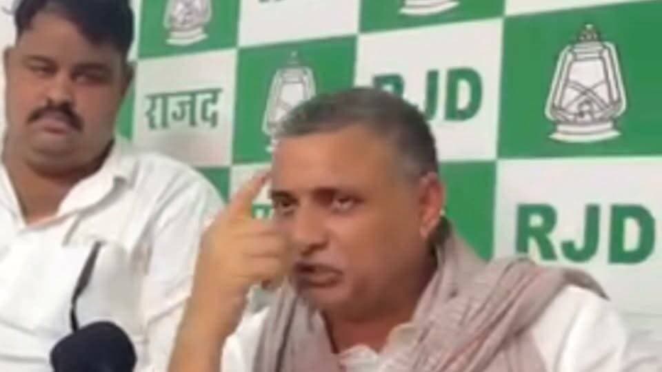 देश में चल रहा आरक्षण के मुद्दा को लेकर किसान नेता बक्सर से राजद सांसद सुधाकर सिंह ने सुनिए क्या कुछ कहा।