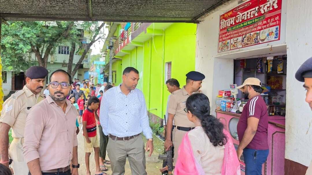 बिक्रमगंज के झोपड़ियां स्कूल में जलजमाव का एसडीएम ने किया निरीक्षण
बिक्रमगंज में लगातार बारिश के बाद बिक्रमगंज के कई इलाकों में जल जमाव की स्थिति बनी हुई है। एसडीएम दिलीप कुमार ने उच्च विद्यालय (झोपड़ियां स्कूल) का निरीक्षण कर जलजमाव की स्थिति का जायजा लिया। उन्होंने स्कूल परिसर के साथ आसपास के इलाकों में भी पानी जमा होने की स्थिति देखी।
एसडीएम ने मौके पर नगर कार्यपालक पदाधिकारी को जलनिकासी की समुचित व्यवस्था कराने और जलजमाव की समस्या का जल्द समाधान करने के निर्देश दिए। उन्होंने कहा कि जलनिकासी को लेकर जरूरी कार्रवाई में किसी तरह की लापरवाही नहीं होनी चाहिए।
मौजूदा स्थिति को देखते हुए एसडीएम ने क्षेत्र के लोगों से सतर्क और सुरक्षित रहने की अपील की। उन्होंने लोगों से अनावश्यक रूप से जलजमाव वाले इलाकों में जाने से बचने को कहा। साथ ही बच्चों और बुजुर्गों का विशेष ध्यान रखने की अपील की गई।
एसडीएम ने कहा कि किसी भी आपात स्थिति में तत्काल स्थानीय प्रशासन को सूचना दें और प्रशासन के निर्देशों का पालन करें। प्रशासन प्रभावित क्षेत्रों की स्थिति पर नजर रखते हुए लोगों की सुरक्षा के लिए आवश्यक कदम उठा रहा है।