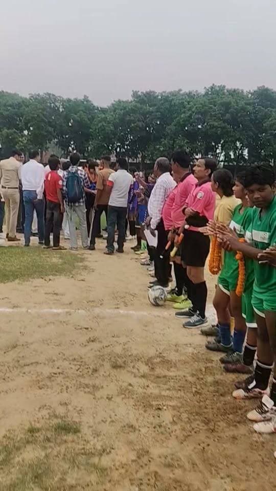 चाकन्द मे फुटबॉल मैच के दौरान खिलाड़ियों से परिचय प्राप्त करते अतिथियों
