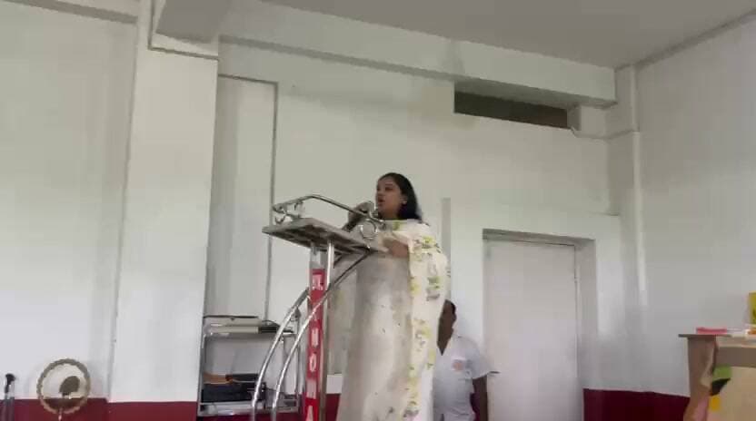 शिक्षक दिवस पर बीडीओ पूजा गहलौत ने शिक्षकों को किया सम्मानित
खिजरसराय। शिक्षक दिवस के अवसर पर खिजरसराय प्रखंड की बीडीओ पूजा गहलौत ने एक निजी विद्यालय में आयोजित कार्यक्रम में भाग लेकर शिक्षकों को सम्मानित किया। इस दौरान उन्होंने शिक्षकों को सम्मानित करते हुए उनके योगदान की सराहना की।
कार्यक्रम को संबोधित करते हुए बीडीओ पूजा गहलौत ने कहा कि शिक्षक समाज और राष्ट्र के निर्माण में महत्वपूर्ण भूमिका निभाते हैं। शिक्षक केवल बच्चों को किताबी ज्ञान ही नहीं देते, बल्कि उन्हें संस्कार, अनुशासन और जीवन में आगे बढ़ने की दिशा भी दिखाते हैं। उन्होंने कहा कि बच्चों के बेहतर भविष्य के लिए शिक्षक और अभिभावक दोनों की भूमिका अहम है।
उन्होंने विद्यार्थियों को शिक्षकों का सम्मान करने और उनके बताए मार्ग पर चलने की अपील की। कार्यक्रम के दौरान विद्यालय परिवार की ओर से बीडीओ का स्वागत किया गया। इस अवसर पर विद्यालय के शिक्षक, छात्र-छात्राएं एवं अन्य लोग मौजूद रहे।