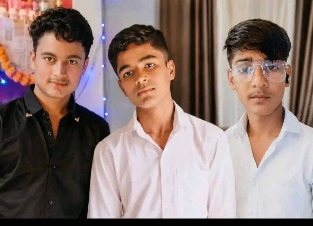 बेहद ह्रदय विदारक घटना जन्माष्टमी की झांकी से लौट रहे तीन दोस्तों को बस ने रौंदा अस्पताल में गई जान... see more