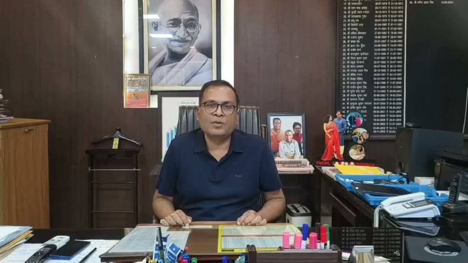 शाहजहांपुर;रात 10 बजे बाढ़ संबंधी अपडेट देते जिला अधिकारी धर्मेंद्र प्रताप सिंह
Dharmendra Pratap Singh आपका अपना शहर Aapka Apna Shahar