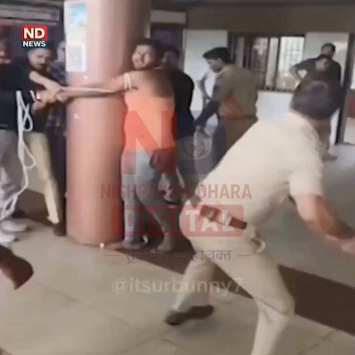 भावनगर हत्याकांड: हत्या के मामले में पुलिस की जांच तेज, क्राइम सीन रीक्रिएशन का वीडियो चर्चा में
सोशल मीडिया पर वायरल वीडियो के बीच जांच पर टिकी निगाहें, आधिकारिक तथ्यों की प्रतीक्षा
महिला की हत्या के मामले में आरोपी गिरफ्तार, पुलिस जुटा रही वैज्ञानिक साक्ष्य
भावनगर (गुजरात)। गुजरात के भावनगर में एक महिला की हत्या के मामले ने पूरे राज्य का ध्यान अपनी ओर खींचा है। मामले में गिरफ्तार आरोपी को पुलिस जांच प्रक्रिया के तहत क्राइम सीन रीक्रिएशन के लिए घटनास्थल पर लेकर पहुंची। इस दौरान का वीडियो सोशल मीडिया पर तेजी से वायरल हो रहा है। हालांकि, वायरल वीडियो में दिखाई दे रहे प्रत्येक दृश्य और उससे जुड़े सभी दावों की स्वतंत्र आधिकारिक पुष्टि अभी शेष है।
प्रारंभिक जानकारी के अनुसार, मृतका और आरोपी एक-दूसरे के परिचित थे। घटना के बाद पुलिस ने त्वरित कार्रवाई करते हुए आरोपी को गिरफ्तार कर लिया। जांच एजेंसियां हत्या के कारण, घटनाक्रम और उपलब्ध साक्ष्यों का गहन विश्लेषण कर रही हैं। क्राइम सीन रीक्रिएशन के दौरान पुलिस ने आरोपी से घटनास्थल पर पूछताछ की और घटनाओं के क्रम का मिलान भौतिक एवं वैज्ञानिक साक्ष्यों से किया।
सोशल मीडिया पर घटना से जुड़े कई वीडियो और संदेश तेजी से प्रसारित हो रहे हैं। इनमें कुछ में पुलिस कार्रवाई और अन्य घटनाक्रम को लेकर विभिन्न दावे किए जा रहे हैं। फिलहाल पुलिस की ओर से केवल जांच प्रक्रिया और वैधानिक कार्रवाई की पुष्टि की गई है। वायरल वीडियो में दिखाई गई हर गतिविधि अथवा उससे जुड़े दावों की आधिकारिक पुष्टि होना अभी बाकी है।
पुलिस अधिकारियों का कहना है कि मामले की जांच निष्पक्ष और वैज्ञानिक तरीके से की जा रही है। पोस्टमार्टम रिपोर्ट, फोरेंसिक साक्ष्य, सीसीटीवी फुटेज और अन्य तकनीकी प्रमाणों के आधार पर विवेचना आगे बढ़ाई जा रही है। जांच पूरी होने के बाद ही घटना के सभी तथ्यों पर स्पष्ट रूप से प्रकाश डाला जा सकेगा।
इस घटना ने एक बार फिर महिलाओं की सुरक्षा, घरेलू एवं व्यक्तिगत संबंधों में बढ़ते विवाद और गंभीर अपराधों की रोकथाम जैसे मुद्दों को चर्चा के केंद्र में ला दिया है। कानून-व्यवस्था बनाए रखने के साथ-साथ समाज में जागरूकता और समय रहते विवादों के समाधान की आवश्यकता भी महसूस की जा रही है।
मामले की निष्पक्ष जांच जारी है और पुलिस का कहना है कि उपलब्ध साक्ष्यों के आधार पर विधिक कार्रवाई की जाएगी। अंतिम निष्कर्ष न्यायिक प्रक्रिया और आधिकारिक जांच रिपोर्ट के बाद ही सामने आएंगे।
🟥 ND NEWS | दैनिक निष्पक्ष धारा की अपील
किसी भी जघन्य अपराध की निष्पक्ष जांच और समयबद्ध न्याय लोकतांत्रिक व्यवस्था की आधारशिला है। सोशल मीडिया पर प्रसारित किसी भी वीडियो या संदेश को सत्य मानने से पहले उसकी आधिकारिक पुष्टि अवश्य करें। किसी व्यक्ति के अपराध के आधार पर किसी पूरे समुदाय के प्रति घृणा या वैमनस्य फैलाना समाज और कानून—दोनों के हित में नहीं है।
जनहित सुझाव:
किसी अपराध की सूचना तत्काल स्थानीय पुलिस को दें।
सोशल मीडिया पर अपुष्ट या भड़काऊ सामग्री साझा करने से बचें।
महिलाओं की सुरक्षा और सम्मान को सर्वोच्च प्राथमिकता दें।
जांच एजेंसियों को निष्पक्ष तरीके से कार्य करने दें तथा अफवाहों से दूर रहें।
👇👇👇
#NDNEWS #दैनिकनिष्पक्षधारा #Bhavnagar #Gujarat #GujaratPolice #CrimeNews #BreakingNews #WomenSafety #LawAndOrder #Justice #DGPGujarat #SPBhavnagar
👇👇👇
@GujaratPolice
@dgpgujarat
@SPBhavnagar
@CMOGuj
@HMOIndia
@PIB_India
@MIB_India
@NCWIndia
👇👇👇
🟥 ND NEWS | दैनिक निष्पक्ष धारा
मुख्य संपादक / संस्थापक: राजन सिंह हाड़ा
सह-संपादक: शालिनी सिंह भदौरिया
✒️ रिपोर्ट: सहयोगी शिवा गुप्ता के साथ जिला ब्यूरो अजय श्रीवास्तव
📍 कार्यालय-3: U158, हीरा स्वीट्स के पास, विकास मार्ग, लक्ष्मी नगर, पूर्वी दिल्ली – 110092 (NCR)
📍 कार्यालय-2: विधानसभा रोड, बर्लिंगटन चौराहा, लखनऊ – 226001 (UP)
📍 कार्यालय-1: 1/1 अटल बिहारी चौराहा, नियर बर्मा चौराहा, फतेहपुर – 212601 (UP)
📅 दिनांक: 06 सितंबर 2026
📆 दिन: रविवार
📧 Email: ndnewschannel@gmail.com
📞 मोबाइल: 9696119696