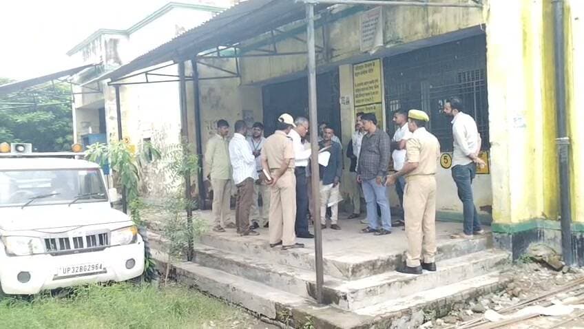 डीएम के निर्देश के बाद फिर हरकत में परिवहन विभाग, लखनऊ से पहुंची टीम ने आरटीओ कार्यालय का किया निरीक्षण
संदिग्ध गतिविधियों की शिकायतों पर जांच तेज, कार्यालय परिसर और आसपास की दुकानों में भी हुई पड़ताल
आरटीओ कार्यालय में पारदर्शिता पर प्रशासन का फोकस, अभिलेखों और आने-जाने वालों से की गई पूछताछ
✒️रिपोर्ट अजय श्रीवास्तव
फतेहपुर। जनपद के आरटीओ कार्यालय में बीते दिनों जिलाधिकारी के निर्देश पर हुए औचक निरीक्षण के बाद परिवहन विभाग की गतिविधियां और तेज हो गई हैं। पूर्व निरीक्षण के दौरान सामने आई संदिग्ध गतिविधियों के बाद शुक्रवार को लखनऊ से परिवहन विभाग की उच्च स्तरीय टीम फतेहपुर पहुंची और आरटीओ कार्यालय का विस्तृत निरीक्षण किया। अधिकारियों ने कार्यालय में मौजूद कर्मचारियों, कार्य कराने आए लोगों तथा परिसर के आसपास की गतिविधियों की जानकारी जुटाई। निरीक्षण के दौरान पूरे परिसर में हलचल रही, जबकि आसपास की कई दुकानों पर भी सन्नाटा देखने को मिला।
जानकारी के अनुसार, कुछ दिन पूर्व जिला प्रशासन द्वारा आरटीओ कार्यालय का औचक निरीक्षण किया गया था। उस दौरान कार्यालय परिसर में कई ऐसे लोग मिले थे जो अपने कार्य और पहचान को स्पष्ट नहीं कर सके थे। मामले को गंभीरता से लेते हुए जिलाधिकारी ने जांच के निर्देश दिए थे। उसी क्रम में अब लखनऊ से परिवहन विभाग के अधिकारियों की टीम फतेहपुर पहुंची और पूरे कार्यालय की कार्यप्रणाली का बारीकी से परीक्षण किया।
निरीक्षण के दौरान अधिकारियों ने कार्यालय में विभिन्न कार्यों के लिए आए आवेदकों से बातचीत कर उनकी समस्याओं और प्रक्रिया की जानकारी ली। साथ ही यह भी परखा गया कि विभागीय कार्य निर्धारित नियमों और पारदर्शी व्यवस्था के तहत हो रहे हैं या नहीं। टीम ने कार्यालय के रिकॉर्ड, दस्तावेजों और अन्य व्यवस्थाओं की भी समीक्षा की।
सूत्रों के अनुसार, निरीक्षण केवल कार्यालय तक सीमित नहीं रहा, बल्कि परिसर के आसपास संचालित कुछ प्रतिष्ठानों और दुकानों की गतिविधियों पर भी अधिकारियों ने नजर डाली। जांच के दौरान कई लोगों से पूछताछ की गई और आवश्यक सूचनाएं एकत्र की गईं। हालांकि, निरीक्षण के संबंध में विभाग की ओर से विस्तृत आधिकारिक रिपोर्ट का इंतजार किया जा रहा है।
प्रशासन का उद्देश्य परिवहन विभाग में पारदर्शिता, जवाबदेही और आम नागरिकों को बिना किसी अनावश्यक बाधा के सेवाएं उपलब्ध कराना बताया जा रहा है। हाल के दिनों में जिला प्रशासन द्वारा विभिन्न सरकारी कार्यालयों में औचक निरीक्षण की कार्रवाई लगातार जारी है, जिससे व्यवस्था में सुधार और जवाबदेही सुनिश्चित करने का प्रयास किया जा रहा है।
फिलहाल परिवहन विभाग की टीम निरीक्षण के दौरान संकलित तथ्यों और अभिलेखों का परीक्षण कर रही है। यदि जांच में किसी प्रकार की अनियमितता सामने आती है तो संबंधित अधिकारियों और कर्मचारियों के विरुद्ध नियमानुसार कार्रवाई की जा सकती है। विभाग की अंतिम रिपोर्ट आने के बाद पूरे मामले की स्थिति और स्पष्ट होगी।
🟥 सरकारी कार्यालयों में पारदर्शिता और भ्रष्टाचार मुक्त व्यवस्था प्रत्येक नागरिक का अधिकार है। यदि किसी सरकारी कार्यालय में अनियमितता, अवैध वसूली या दलालों की सक्रियता दिखाई दे तो उसकी सूचना संबंधित विभाग और जिला प्रशासन को दें। प्रशासन से अपेक्षा है कि इस प्रकार के औचक निरीक्षण नियमित रूप से जारी रखे जाएं ताकि आम जनता को निष्पक्ष और समयबद्ध सेवाएं मिल सकें।
👇👇
#NDNEWS #दैनिकनिष्पक्षधारा #Fatehpur #RTO #TransportDepartment #DMFatehpur #RoadTransport #GoodGovernance #Transparency #BreakingNews #UPGovernment
👇👇
@dgpup
@RSSorg
@UPGovt
@wpl1090
@RSSgeet
@Uppolice
@MIB_India
@PMOIndia
@HMOIndia
@abmanglik
@VHPDigital
@igrangealld
@myogioffice
@InfoDeptUP
@dmfatehpur
@sdmsadarftp
@CMOfficeUP
@CMOUP_RC
@UPPRD1948
@ChiefSecyUP
@ChiefSecyUP
@MahantYogiG
@FatehpurSdm
@fatehpurpolice
@BajrangDalOrg
@rashtrapatibhvn
@UPMahilaKalyan
@112UttarPradesh
@myogiadityanath
@CommissionerPrg
@ADGZonPrayagraj
👇👇
🟥 ND NEWS | दैनिक निष्पक्ष धारा
मुख्य संपादक / संस्थापक: राजन सिंह हाड़ा
सह-संपादक: शालिनी सिंह भदौरिया
✒️ रिपोर्ट: अजय श्रीवास्तव
📍 कार्यालय-3: U158, हीरा स्वीट्स के पास, विकास मार्ग, लक्ष्मी नगर, पूर्वी दिल्ली, पिन कोड – (110092) (NCR)
📍 कार्यालय-2: विधानसभा रोड, बर्लिंगटन चौराहा, लखनऊ (226001) (UP)
📍 कार्यालय-1: 1/1 अटल बिहारी चौराहा, नियर बर्मा चौराहा, फतेहपुर (212601) (UP)
📅 दिनांक: 05 सितंबर 2026
📆 दिन: शनिवार
📧 Email: ndnewschannel@gmail.com
📞 मोबाइल: 096961 19696