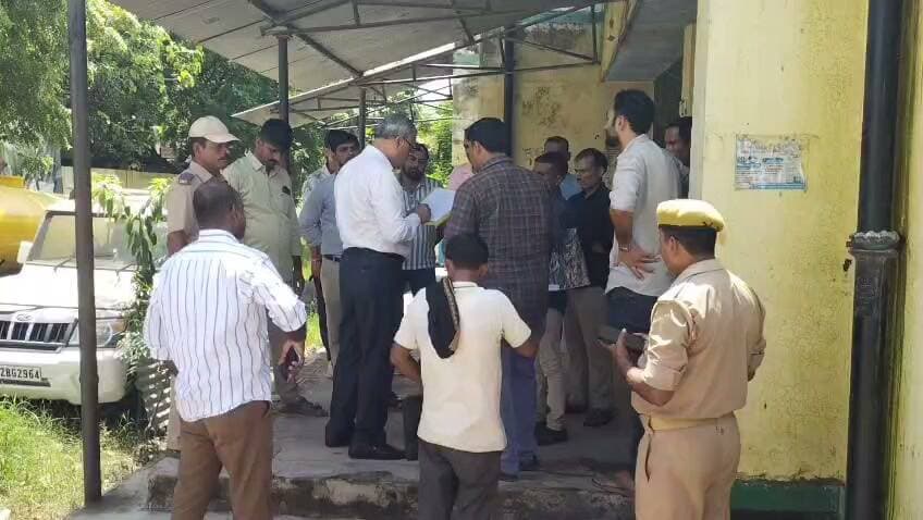 डीएम के निर्देश के बाद फिर हरकत में परिवहन विभाग, लखनऊ से पहुंची टीम ने आरटीओ कार्यालय का किया निरीक्षण
संदिग्ध गतिविधियों की शिकायतों पर जांच तेज, कार्यालय परिसर और आसपास की दुकानों में भी हुई पड़ताल
आरटीओ कार्यालय में पारदर्शिता पर प्रशासन का फोकस, अभिलेखों और आने-जाने वालों से की गई पूछताछ
✒️रिपोर्ट अजय श्रीवास्तव
फतेहपुर। जनपद के आरटीओ कार्यालय में बीते दिनों जिलाधिकारी के निर्देश पर हुए औचक निरीक्षण के बाद परिवहन विभाग की गतिविधियां और तेज हो गई हैं। पूर्व निरीक्षण के दौरान सामने आई संदिग्ध गतिविधियों के बाद शुक्रवार को लखनऊ से परिवहन विभाग की उच्च स्तरीय टीम फतेहपुर पहुंची और आरटीओ कार्यालय का विस्तृत निरीक्षण किया। अधिकारियों ने कार्यालय में मौजूद कर्मचारियों, कार्य कराने आए लोगों तथा परिसर के आसपास की गतिविधियों की जानकारी जुटाई। निरीक्षण के दौरान पूरे परिसर में हलचल रही, जबकि आसपास की कई दुकानों पर भी सन्नाटा देखने को मिला।
जानकारी के अनुसार, कुछ दिन पूर्व जिला प्रशासन द्वारा आरटीओ कार्यालय का औचक निरीक्षण किया गया था। उस दौरान कार्यालय परिसर में कई ऐसे लोग मिले थे जो अपने कार्य और पहचान को स्पष्ट नहीं कर सके थे। मामले को गंभीरता से लेते हुए जिलाधिकारी ने जांच के निर्देश दिए थे। उसी क्रम में अब लखनऊ से परिवहन विभाग के अधिकारियों की टीम फतेहपुर पहुंची और पूरे कार्यालय की कार्यप्रणाली का बारीकी से परीक्षण किया।
निरीक्षण के दौरान अधिकारियों ने कार्यालय में विभिन्न कार्यों के लिए आए आवेदकों से बातचीत कर उनकी समस्याओं और प्रक्रिया की जानकारी ली। साथ ही यह भी परखा गया कि विभागीय कार्य निर्धारित नियमों और पारदर्शी व्यवस्था के तहत हो रहे हैं या नहीं। टीम ने कार्यालय के रिकॉर्ड, दस्तावेजों और अन्य व्यवस्थाओं की भी समीक्षा की।
सूत्रों के अनुसार, निरीक्षण केवल कार्यालय तक सीमित नहीं रहा, बल्कि परिसर के आसपास संचालित कुछ प्रतिष्ठानों और दुकानों की गतिविधियों पर भी अधिकारियों ने नजर डाली। जांच के दौरान कई लोगों से पूछताछ की गई और आवश्यक सूचनाएं एकत्र की गईं। हालांकि, निरीक्षण के संबंध में विभाग की ओर से विस्तृत आधिकारिक रिपोर्ट का इंतजार किया जा रहा है।
प्रशासन का उद्देश्य परिवहन विभाग में पारदर्शिता, जवाबदेही और आम नागरिकों को बिना किसी अनावश्यक बाधा के सेवाएं उपलब्ध कराना बताया जा रहा है। हाल के दिनों में जिला प्रशासन द्वारा विभिन्न सरकारी कार्यालयों में औचक निरीक्षण की कार्रवाई लगातार जारी है, जिससे व्यवस्था में सुधार और जवाबदेही सुनिश्चित करने का प्रयास किया जा रहा है।
फिलहाल परिवहन विभाग की टीम निरीक्षण के दौरान संकलित तथ्यों और अभिलेखों का परीक्षण कर रही है। यदि जांच में किसी प्रकार की अनियमितता सामने आती है तो संबंधित अधिकारियों और कर्मचारियों के विरुद्ध नियमानुसार कार्रवाई की जा सकती है। विभाग की अंतिम रिपोर्ट आने के बाद पूरे मामले की स्थिति और स्पष्ट होगी।
🟥 सरकारी कार्यालयों में पारदर्शिता और भ्रष्टाचार मुक्त व्यवस्था प्रत्येक नागरिक का अधिकार है। यदि किसी सरकारी कार्यालय में अनियमितता, अवैध वसूली या दलालों की सक्रियता दिखाई दे तो उसकी सूचना संबंधित विभाग और जिला प्रशासन को दें। प्रशासन से अपेक्षा है कि इस प्रकार के औचक निरीक्षण नियमित रूप से जारी रखे जाएं ताकि आम जनता को निष्पक्ष और समयबद्ध सेवाएं मिल सकें।
👇👇
#NDNEWS #दैनिकनिष्पक्षधारा #Fatehpur #RTO #TransportDepartment #DMFatehpur #RoadTransport #GoodGovernance #Transparency #BreakingNews #UPGovernment
👇👇
@dgpup
@RSSorg
@UPGovt
@wpl1090
@RSSgeet
@Uppolice
@MIB_India
@PMOIndia
@HMOIndia
@abmanglik
@VHPDigital
@igrangealld
@myogioffice
@InfoDeptUP
@dmfatehpur
@sdmsadarftp
@CMOfficeUP
@CMOUP_RC
@UPPRD1948
@ChiefSecyUP
@ChiefSecyUP
@MahantYogiG
@FatehpurSdm
@fatehpurpolice
@BajrangDalOrg
@rashtrapatibhvn
@UPMahilaKalyan
@112UttarPradesh
@myogiadityanath
@CommissionerPrg
@ADGZonPrayagraj
👇👇
🟥 ND NEWS | दैनिक निष्पक्ष धारा
मुख्य संपादक / संस्थापक: राजन सिंह हाड़ा
सह-संपादक: शालिनी सिंह भदौरिया
✒️ रिपोर्ट: अजय श्रीवास्तव
📍 कार्यालय-3: U158, हीरा स्वीट्स के पास, विकास मार्ग, लक्ष्मी नगर, पूर्वी दिल्ली, पिन कोड – (110092) (NCR)
📍 कार्यालय-2: विधानसभा रोड, बर्लिंगटन चौराहा, लखनऊ (226001) (UP)
📍 कार्यालय-1: 1/1 अटल बिहारी चौराहा, नियर बर्मा चौराहा, फतेहपुर (212601) (UP)
📅 दिनांक: 05 सितंबर 2026
📆 दिन: शनिवार
📧 Email: ndnewschannel@gmail.com
📞 मोबाइल: 096961 19696