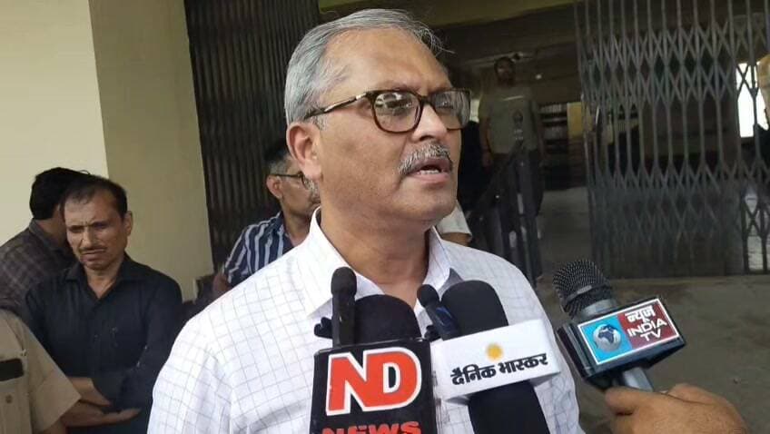 डीएम के निर्देश के बाद फिर हरकत में परिवहन विभाग, लखनऊ से पहुंची टीम ने आरटीओ कार्यालय का किया निरीक्षण
संदिग्ध गतिविधियों की शिकायतों पर जांच तेज, कार्यालय परिसर और आसपास की दुकानों में भी हुई पड़ताल
आरटीओ कार्यालय में पारदर्शिता पर प्रशासन का फोकस, अभिलेखों और आने-जाने वालों से की गई पूछताछ
✒️रिपोर्ट अजय श्रीवास्तव
फतेहपुर। जनपद के आरटीओ कार्यालय में बीते दिनों जिलाधिकारी के निर्देश पर हुए औचक निरीक्षण के बाद परिवहन विभाग की गतिविधियां और तेज हो गई हैं। पूर्व निरीक्षण के दौरान सामने आई संदिग्ध गतिविधियों के बाद शुक्रवार को लखनऊ से परिवहन विभाग की उच्च स्तरीय टीम फतेहपुर पहुंची और आरटीओ कार्यालय का विस्तृत निरीक्षण किया। अधिकारियों ने कार्यालय में मौजूद कर्मचारियों, कार्य कराने आए लोगों तथा परिसर के आसपास की गतिविधियों की जानकारी जुटाई। निरीक्षण के दौरान पूरे परिसर में हलचल रही, जबकि आसपास की कई दुकानों पर भी सन्नाटा देखने को मिला।
जानकारी के अनुसार, कुछ दिन पूर्व जिला प्रशासन द्वारा आरटीओ कार्यालय का औचक निरीक्षण किया गया था। उस दौरान कार्यालय परिसर में कई ऐसे लोग मिले थे जो अपने कार्य और पहचान को स्पष्ट नहीं कर सके थे। मामले को गंभीरता से लेते हुए जिलाधिकारी ने जांच के निर्देश दिए थे। उसी क्रम में अब लखनऊ से परिवहन विभाग के अधिकारियों की टीम फतेहपुर पहुंची और पूरे कार्यालय की कार्यप्रणाली का बारीकी से परीक्षण किया।
निरीक्षण के दौरान अधिकारियों ने कार्यालय में विभिन्न कार्यों के लिए आए आवेदकों से बातचीत कर उनकी समस्याओं और प्रक्रिया की जानकारी ली। साथ ही यह भी परखा गया कि विभागीय कार्य निर्धारित नियमों और पारदर्शी व्यवस्था के तहत हो रहे हैं या नहीं। टीम ने कार्यालय के रिकॉर्ड, दस्तावेजों और अन्य व्यवस्थाओं की भी समीक्षा की।
सूत्रों के अनुसार, निरीक्षण केवल कार्यालय तक सीमित नहीं रहा, बल्कि परिसर के आसपास संचालित कुछ प्रतिष्ठानों और दुकानों की गतिविधियों पर भी अधिकारियों ने नजर डाली। जांच के दौरान कई लोगों से पूछताछ की गई और आवश्यक सूचनाएं एकत्र की गईं। हालांकि, निरीक्षण के संबंध में विभाग की ओर से विस्तृत आधिकारिक रिपोर्ट का इंतजार किया जा रहा है।
प्रशासन का उद्देश्य परिवहन विभाग में पारदर्शिता, जवाबदेही और आम नागरिकों को बिना किसी अनावश्यक बाधा के सेवाएं उपलब्ध कराना बताया जा रहा है। हाल के दिनों में जिला प्रशासन द्वारा विभिन्न सरकारी कार्यालयों में औचक निरीक्षण की कार्रवाई लगातार जारी है, जिससे व्यवस्था में सुधार और जवाबदेही सुनिश्चित करने का प्रयास किया जा रहा है।
फिलहाल परिवहन विभाग की टीम निरीक्षण के दौरान संकलित तथ्यों और अभिलेखों का परीक्षण कर रही है। यदि जांच में किसी प्रकार की अनियमितता सामने आती है तो संबंधित अधिकारियों और कर्मचारियों के विरुद्ध नियमानुसार कार्रवाई की जा सकती है। विभाग की अंतिम रिपोर्ट आने के बाद पूरे मामले की स्थिति और स्पष्ट होगी।
🟥 सरकारी कार्यालयों में पारदर्शिता और भ्रष्टाचार मुक्त व्यवस्था प्रत्येक नागरिक का अधिकार है। यदि किसी सरकारी कार्यालय में अनियमितता, अवैध वसूली या दलालों की सक्रियता दिखाई दे तो उसकी सूचना संबंधित विभाग और जिला प्रशासन को दें। प्रशासन से अपेक्षा है कि इस प्रकार के औचक निरीक्षण नियमित रूप से जारी रखे जाएं ताकि आम जनता को निष्पक्ष और समयबद्ध सेवाएं मिल सकें।
👇👇
#NDNEWS #दैनिकनिष्पक्षधारा #Fatehpur #RTO #TransportDepartment #DMFatehpur #RoadTransport #GoodGovernance #Transparency #BreakingNews #UPGovernment
👇👇
@dgpup
@RSSorg
@UPGovt
@wpl1090
@RSSgeet
@Uppolice
@MIB_India
@PMOIndia
@HMOIndia
@abmanglik
@VHPDigital
@igrangealld
@myogioffice
@InfoDeptUP
@dmfatehpur
@sdmsadarftp
@CMOfficeUP
@CMOUP_RC
@UPPRD1948
@ChiefSecyUP
@ChiefSecyUP
@MahantYogiG
@FatehpurSdm
@fatehpurpolice
@BajrangDalOrg
@rashtrapatibhvn
@UPMahilaKalyan
@112UttarPradesh
@myogiadityanath
@CommissionerPrg
@ADGZonPrayagraj
👇👇
🟥 ND NEWS | दैनिक निष्पक्ष धारा
मुख्य संपादक / संस्थापक: राजन सिंह हाड़ा
सह-संपादक: शालिनी सिंह भदौरिया
✒️ रिपोर्ट: अजय श्रीवास्तव
📍 कार्यालय-3: U158, हीरा स्वीट्स के पास, विकास मार्ग, लक्ष्मी नगर, पूर्वी दिल्ली, पिन कोड – (110092) (NCR)
📍 कार्यालय-2: विधानसभा रोड, बर्लिंगटन चौराहा, लखनऊ (226001) (UP)
📍 कार्यालय-1: 1/1 अटल बिहारी चौराहा, नियर बर्मा चौराहा, फतेहपुर (212601) (UP)
📅 दिनांक: 05 सितंबर 2026
📆 दिन: शनिवार
📧 Email: ndnewschannel@gmail.com
📞 मोबाइल: 096961 19696