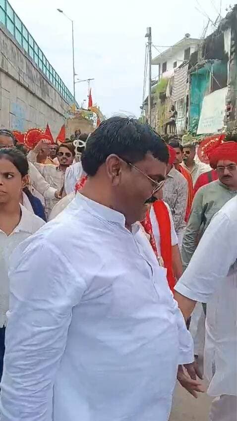 धर्म ध्वज यात्रा में उमड़ा आस्था का सैलाब, मलवां में गूंजे जय श्रीराम के उद्घोष
विश्व हिंदू परिषद की वार्षिक धर्मसभा में श्रद्धालुओं की भारी सहभागिता, सामाजिक समरसता का दिया संदेश
पूर्व भाजपा जिलाध्यक्ष मुखलाल पाल और बजरंग दल के प्रदेश प्रचारक धर्मेन्द्र सिंह जनसेवक रहे शामिल, सनातन संस्कृति के संरक्षण का लिया संकल्प
✒️रिपोर्ट अजय श्रीवास्तव
फतेहपुर। जनपद के मलवां क्षेत्र में विश्व हिंदू परिषद द्वारा प्रतिवर्ष आयोजित धर्मसभा एवं धर्म ध्वज यात्रा इस वर्ष भी श्रद्धा, उत्साह और अनुशासन के साथ संपन्न हुई। यात्रा में बड़ी संख्या में श्रद्धालुओं, सामाजिक कार्यकर्ताओं और विभिन्न संगठनों के पदाधिकारियों ने भाग लिया। धार्मिक जयघोषों और भगवा ध्वजों के बीच निकली यात्रा ने पूरे क्षेत्र को भक्तिमय वातावरण से सराबोर कर दिया।
धर्मसभा और धर्म ध्वज यात्रा का उद्देश्य सनातन संस्कृति, सामाजिक समरसता, राष्ट्रभक्ति और धार्मिक मूल्यों के प्रति जनजागरण का संदेश देना रहा। यात्रा मार्ग पर श्रद्धालुओं ने पुष्पवर्षा कर स्वागत किया, जबकि विभिन्न स्थानों पर जलपान एवं सेवा शिविर भी लगाए गए। पूरे आयोजन में अनुशासन और शांतिपूर्ण वातावरण देखने को मिला।
कार्यक्रम में फतेहपुर के पूर्व भाजपा जिलाध्यक्ष मुखलाल पाल ने भी सहभागिता की। उनके साथ बजरंग दल के प्रदेश प्रचारक एवं गौ-समर्पित जनसेवक धर्मेन्द्र सिंह भी उपस्थित रहे। दोनों ने उपस्थित श्रद्धालुओं का अभिवादन करते हुए समाज में आपसी सौहार्द, सेवा और सांस्कृतिक मूल्यों के संरक्षण का संदेश दिया।
कार्यक्रम में विभिन्न क्षेत्रों से आए संतों, सामाजिक कार्यकर्ताओं और श्रद्धालुओं ने धर्मसभा में भाग लेते हुए भारतीय संस्कृति, पारिवारिक मूल्यों और सामाजिक एकता पर विचार व्यक्त किए। आयोजन के दौरान "जय श्रीराम" और "हर-हर महादेव" के उद्घोषों से पूरा वातावरण भक्तिमय बना रहा।
धर्म ध्वज यात्रा के सफल आयोजन में विश्व हिंदू परिषद के पदाधिकारियों, स्वयंसेवकों और स्थानीय प्रशासन का भी महत्वपूर्ण सहयोग रहा। यातायात व्यवस्था, सुरक्षा और श्रद्धालुओं की सुविधा के लिए आवश्यक व्यवस्थाएं की गईं, जिससे कार्यक्रम शांतिपूर्ण ढंग से संपन्न हुआ।
धार्मिक आयोजनों को समाज में सकारात्मक ऊर्जा, सेवा, अनुशासन और सांस्कृतिक चेतना का माध्यम माना जाता है। मलवां की यह धर्म ध्वज यात्रा भी सामाजिक एकता और सांस्कृतिक विरासत के संरक्षण का संदेश देती हुई संपन्न हुई।
🟥 ND NEWS | दैनिक निष्पक्ष धारा की अपील
धार्मिक और सांस्कृतिक आयोजन समाज को जोड़ने का माध्यम हैं। ऐसे आयोजनों में सभी श्रद्धालु शांति, अनुशासन, स्वच्छता और आपसी सद्भाव बनाए रखें। प्रशासन एवं आयोजन समितियों के निर्देशों का पालन करें तथा किसी भी प्रकार की अफवाह या भ्रामक सूचना से बचें। समाज की एकता और सौहार्द ही हमारी सबसे बड़ी शक्ति है।
👇👇👇
#NDNEWS #दैनिकनिष्पक्षधारा #Fatehpur #Malwan #VHP #VishwaHinduParishad #DharmaDhwajYatra #Sanatan #MukhlalPal #DharmendraSingh #JaiShriRam #UttarPradesh
👇👇
@dgpup
@RSSorg
@UPGovt
@wpl1090
@RSSgeet
@Uppolice
@MIB_India
@PMOIndia
@HMOIndia
@abmanglik
@VHPDigital
@igrangealld
@myogioffice
@InfoDeptUP
@dmfatehpur
@sdmsadarftp
@CMOfficeUP
@CMOUP_RC
@UPPRD1948
@ChiefSecyUP
@ChiefSecyUP
@MahantYogiG
@FatehpurSdm
@fatehpurpolice
@BajrangDalOrg
@rashtrapatibhvn
@UPMahilaKalyan
@112UttarPradesh
@myogiadityanath
@CommissionerPrg
@ADGZonPrayagraj
👇👇
🟥 ND NEWS | दैनिक निष्पक्ष धारा
मुख्य संपादक / संस्थापक: राजन सिंह हाड़ा
सह-संपादक: शालिनी सिंह भदौरिया
✒️ रिपोर्ट: नागेंद्र पांडये
📍 कार्यालय-3: U158, हीरा स्वीट्स के पास, विकास मार्ग, लक्ष्मी नगर, पूर्वी दिल्ली, पिन कोड – 110092 (NCR)
📍 कार्यालय-2: विधानसभा रोड, बर्लिंगटन चौराहा, लखनऊ – 226001 (UP)
📍 कार्यालय-1: 1/1 अटल बिहारी चौराहा, नियर बर्मा चौराहा, फतेहपुर – 212601 (UP)
📅 दिनांक: 05 सितंबर 2026
📆 दिन: शनिवार
📧 Email: ndnewschannel@gmail.com
📞 मोबाइल: 096961 19696