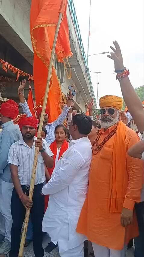 धर्म ध्वज यात्रा में उमड़ा आस्था का सैलाब, मलवां में गूंजे जय श्रीराम के उद्घोष
विश्व हिंदू परिषद की वार्षिक धर्मसभा में श्रद्धालुओं की भारी सहभागिता, सामाजिक समरसता का दिया संदेश
पूर्व भाजपा जिलाध्यक्ष मुखलाल पाल और बजरंग दल के प्रदेश प्रचारक धर्मेन्द्र सिंह जनसेवक रहे शामिल, सनातन संस्कृति के संरक्षण का लिया संकल्प
✒️रिपोर्ट अजय श्रीवास्तव
फतेहपुर। जनपद के मलवां क्षेत्र में विश्व हिंदू परिषद द्वारा प्रतिवर्ष आयोजित धर्मसभा एवं धर्म ध्वज यात्रा इस वर्ष भी श्रद्धा, उत्साह और अनुशासन के साथ संपन्न हुई। यात्रा में बड़ी संख्या में श्रद्धालुओं, सामाजिक कार्यकर्ताओं और विभिन्न संगठनों के पदाधिकारियों ने भाग लिया। धार्मिक जयघोषों और भगवा ध्वजों के बीच निकली यात्रा ने पूरे क्षेत्र को भक्तिमय वातावरण से सराबोर कर दिया।
धर्मसभा और धर्म ध्वज यात्रा का उद्देश्य सनातन संस्कृति, सामाजिक समरसता, राष्ट्रभक्ति और धार्मिक मूल्यों के प्रति जनजागरण का संदेश देना रहा। यात्रा मार्ग पर श्रद्धालुओं ने पुष्पवर्षा कर स्वागत किया, जबकि विभिन्न स्थानों पर जलपान एवं सेवा शिविर भी लगाए गए। पूरे आयोजन में अनुशासन और शांतिपूर्ण वातावरण देखने को मिला।
कार्यक्रम में फतेहपुर के पूर्व भाजपा जिलाध्यक्ष मुखलाल पाल ने भी सहभागिता की। उनके साथ बजरंग दल के प्रदेश प्रचारक एवं गौ-समर्पित जनसेवक धर्मेन्द्र सिंह भी उपस्थित रहे। दोनों ने उपस्थित श्रद्धालुओं का अभिवादन करते हुए समाज में आपसी सौहार्द, सेवा और सांस्कृतिक मूल्यों के संरक्षण का संदेश दिया।
कार्यक्रम में विभिन्न क्षेत्रों से आए संतों, सामाजिक कार्यकर्ताओं और श्रद्धालुओं ने धर्मसभा में भाग लेते हुए भारतीय संस्कृति, पारिवारिक मूल्यों और सामाजिक एकता पर विचार व्यक्त किए। आयोजन के दौरान "जय श्रीराम" और "हर-हर महादेव" के उद्घोषों से पूरा वातावरण भक्तिमय बना रहा।
धर्म ध्वज यात्रा के सफल आयोजन में विश्व हिंदू परिषद के पदाधिकारियों, स्वयंसेवकों और स्थानीय प्रशासन का भी महत्वपूर्ण सहयोग रहा। यातायात व्यवस्था, सुरक्षा और श्रद्धालुओं की सुविधा के लिए आवश्यक व्यवस्थाएं की गईं, जिससे कार्यक्रम शांतिपूर्ण ढंग से संपन्न हुआ।
धार्मिक आयोजनों को समाज में सकारात्मक ऊर्जा, सेवा, अनुशासन और सांस्कृतिक चेतना का माध्यम माना जाता है। मलवां की यह धर्म ध्वज यात्रा भी सामाजिक एकता और सांस्कृतिक विरासत के संरक्षण का संदेश देती हुई संपन्न हुई।
🟥 ND NEWS | दैनिक निष्पक्ष धारा की अपील
धार्मिक और सांस्कृतिक आयोजन समाज को जोड़ने का माध्यम हैं। ऐसे आयोजनों में सभी श्रद्धालु शांति, अनुशासन, स्वच्छता और आपसी सद्भाव बनाए रखें। प्रशासन एवं आयोजन समितियों के निर्देशों का पालन करें तथा किसी भी प्रकार की अफवाह या भ्रामक सूचना से बचें। समाज की एकता और सौहार्द ही हमारी सबसे बड़ी शक्ति है।
👇👇👇
#NDNEWS #दैनिकनिष्पक्षधारा #Fatehpur #Malwan #VHP #VishwaHinduParishad #DharmaDhwajYatra #Sanatan #MukhlalPal #DharmendraSingh #JaiShriRam #UttarPradesh
👇👇
@dgpup
@RSSorg
@UPGovt
@wpl1090
@RSSgeet
@Uppolice
@MIB_India
@PMOIndia
@HMOIndia
@abmanglik
@VHPDigital
@igrangealld
@myogioffice
@InfoDeptUP
@dmfatehpur
@sdmsadarftp
@CMOfficeUP
@CMOUP_RC
@UPPRD1948
@ChiefSecyUP
@ChiefSecyUP
@MahantYogiG
@FatehpurSdm
@fatehpurpolice
@BajrangDalOrg
@rashtrapatibhvn
@UPMahilaKalyan
@112UttarPradesh
@myogiadityanath
@CommissionerPrg
@ADGZonPrayagraj
👇👇
🟥 ND NEWS | दैनिक निष्पक्ष धारा
मुख्य संपादक / संस्थापक: राजन सिंह हाड़ा
सह-संपादक: शालिनी सिंह भदौरिया
✒️ रिपोर्ट: नागेंद्र पांडये
📍 कार्यालय-3: U158, हीरा स्वीट्स के पास, विकास मार्ग, लक्ष्मी नगर, पूर्वी दिल्ली, पिन कोड – 110092 (NCR)
📍 कार्यालय-2: विधानसभा रोड, बर्लिंगटन चौराहा, लखनऊ – 226001 (UP)
📍 कार्यालय-1: 1/1 अटल बिहारी चौराहा, नियर बर्मा चौराहा, फतेहपुर – 212601 (UP)
📅 दिनांक: 05 सितंबर 2026
📆 दिन: शनिवार
📧 Email: ndnewschannel@gmail.com
📞 मोबाइल: 096961 19696