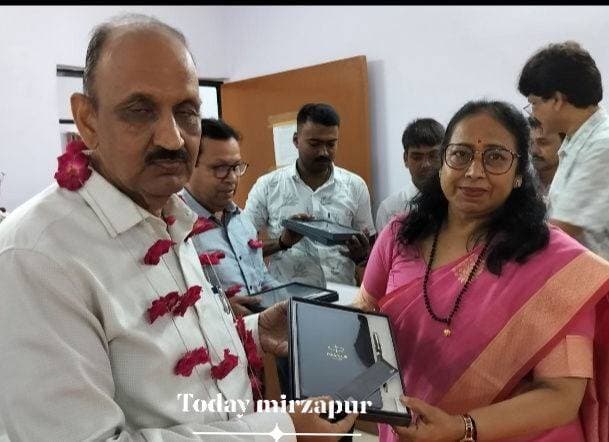 शिक्षक राष्ट्र निर्माण के आधार, संकायाध्यक्षों का हुआ सम्मान
मीरजापुर। माँ विंध्यवासिनी विश्वविद्यालय में शिक्षक दिवस पर गरिमापूर्ण समारोह आयोजित किया गया। कार्यक्रम की शुरुआत पूर्व राष्ट्रपति एवं महान शिक्षाविद् डॉ. सर्वपल्ली राधाकृष्णन के चित्र पर माल्यार्पण कर हुई।
कुलपति प्रो. शोभा गौड़ ने कहा कि शिक्षक विद्यार्थियों को केवल ज्ञान ही नहीं देते, बल्कि उनके व्यक्तित्व, चरित्र और भविष्य का निर्माण भी करते हैं। इस अवसर पर विश्वविद्यालय के विभिन्न संकायाध्यक्षों को उनके शैक्षणिक एवं प्रशासनिक योगदान के लिए सम्मानित किया गया।
कार्यक्रम में शिक्षा संकायाध्यक्ष प्रो. भवभूति मिश्र, समाज विज्ञान संकायाध्यक्ष प्रो. अशोक सिंह, विधि संकायाध्यक्ष प्रो. गौरी शंकर द्विवेदी, विज्ञान संकायाध्यक्ष प्रो. देवेंद्र पाण्डेय, कृषि संकायाध्यक्ष प्रो. सूबेदार यादव एवं वाणिज्य संकायाध्यक्ष प्रो. राज मोहन शर्मा को सम्मानित किया गया।
इस दौरान शिक्षकों ने गुरु-शिष्य परंपरा एवं शिक्षा के महत्व पर अपने विचार रखे। कार्यक्रम का समापन राष्ट्रगान के साथ हुआ।
#TodayMirzapur #मिर्जापुर #माँविंध्यवासिनीविश्वविद्यालय #शिक्षकदिवस #TeachersDay2026 #डॉसर्वपल्ली_राधाकृष्णन #शिक्षक #शिक्षा #विश्वविद्यालय #MirzapurNews
