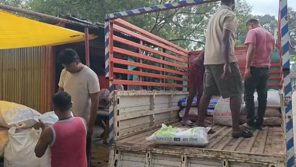 सिमडेगा के भरत प्रसाद ने महिला की जिंदगी में लौटाई खुशी, आग लगने से हुआ था नुकसान भारत प्रसाद ने दुकान में भर दिया सामान