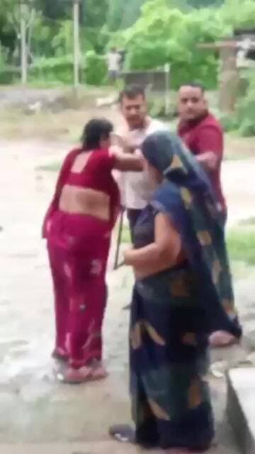 जौनपुर में दौड़ी सी बात को लेकर हुआ मार पीट वीडियो सोशल मीडिया पर वायरल