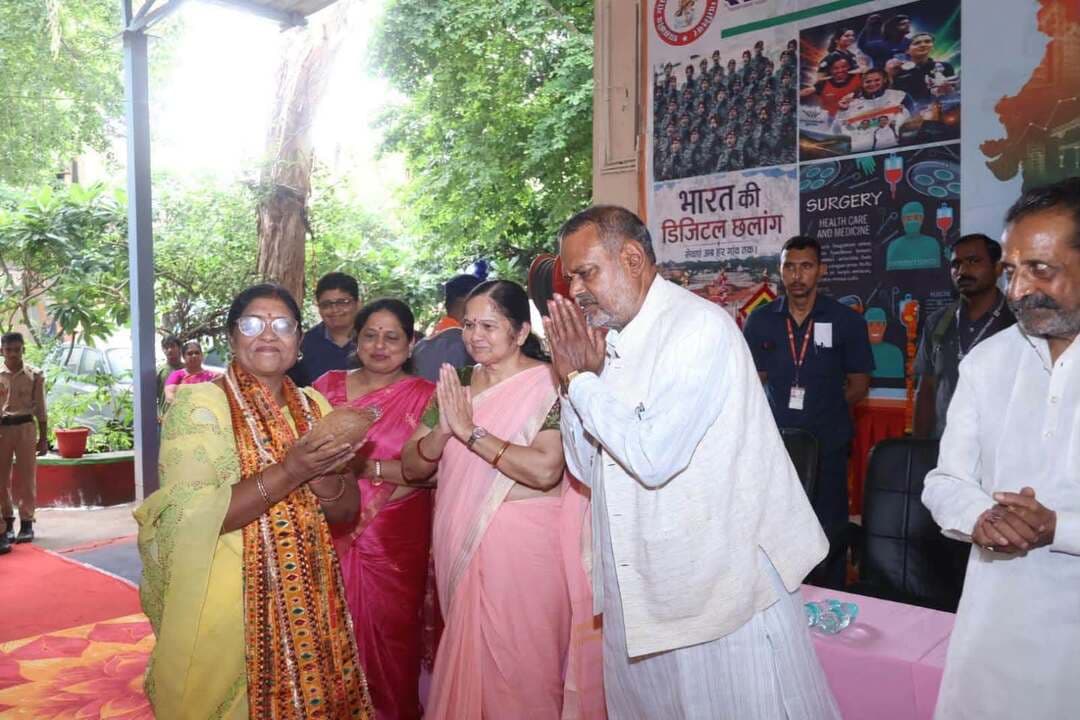 शिक्षक राष्ट्र निर्माण की आधारशिला : मंत्री श्री नारायण सिंह कुशवाह
शिक्षक दिवस पर गोरखी विद्यालय में आयोजित शिक्षक सम्मान समारोह में शिक्षकों का किया सम्मान, पौधारोपण भी किया
शिक्षक समाज और राष्ट्र के निर्माण की सबसे महत्वपूर्ण कड़ी हैं। उनके ज्ञान, संस्कार एवं मार्गदर्शन से विद्यार्थियों के व्यक्तित्व का निर्माण होता है और देश का भविष्य आकार लेता है। यह बात सामाजिक न्याय एवं उद्यानिकी मंत्री श्री नारायण सिंह कुशवाह ने ग्वालियर दक्षिण विधानसभा क्षेत्र के शासकीय गोरखी उच्च माध्यमिक विद्यालय में आयोजित शिक्षक सम्मान समारोह को संबोधित करते हुए कही।
शिक्षक दिवस एवं भारत रत्न, पूर्व राष्ट्रपति डॉ. सर्वपल्ली राधाकृष्णन जी की जयंती के उपलक्ष्य में आयोजित कार्यक्रम में मंत्री श्री कुशवाह ने सहभागिता कर उपस्थित जनसमुदाय को संबोधित किया। इस अवसर पर उन्होंने विद्यालय के समस्त सम्मानित शिक्षकों को प्रमाण-पत्र प्रदान कर सम्मानित किया तथा उनके शिक्षा एवं समाज के प्रति समर्पण के लिए अभिनंदन किया।
मंत्री श्री कुशवाह ने कहा कि शिक्षक केवल विद्यार्थियों को शिक्षा प्रदान नहीं करते, बल्कि उन्हें संस्कार, अनुशासन और जीवन-मूल्यों की सीख देकर एक जिम्मेदार नागरिक बनाने में महत्वपूर्ण भूमिका निभाते हैं। शिक्षकों का योगदान राष्ट्र की प्रगति और सशक्त भविष्य की नींव तैयार करता है।
कार्यक्रम के दौरान ‘एक पेड़ मां के नाम’ अभियान के अंतर्गत मंत्री श्री कुशवाह ने पौधारोपण कर पर्यावरण संरक्षण का संदेश भी दिया। उन्होंने सभी से अधिक से अधिक पौधे लगाने और उनकी देखभाल करने का आह्वान किया।
इस अवसर पर वरिष्ठ नेता श्री राजेन्द्र दंडोतिया, मंडल अध्यक्ष श्री अमर कुटे, प्राचार्य श्रीमती राजबाला माथुर, सुश्री अर्पणा कुशवाहा, श्रीमती संजू तोमर, श्रीमती अर्चना वाजपेयी , श्री मनोज उपाध्याय, श्री अश्वनी परमार, श्रीमती पुष्पा शर्मा, श्री गिरीश शर्मा, श्री उपेन्द्र पाण्डे सहित विद्यालय परिवार एवं अन्य गणमान्य साथी उपस्थित रहे।
#Gwalior
PRO Gwalior
CM Madhya Pradesh