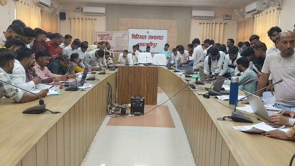 #मुख्यमंत्री युवा उद्यमी विकास अभियान के तहत कैंप आयोजित, 400 आवेदकों ने लिया भाग
शाहजहांपुर। जिलाधिकारी धर्मेन्द्र प्रताप सिंह के निर्देशों के क्रम में मुख्यमंत्री युवा उद्यमी विकास अभियान योजनान्तर्गत शनिवार को कलेक्ट्रेट सभागार में कैंप का आयोजन किया गया। कैंप का आयोजन उपायुक्त उद्योग, जिला उद्योग प्रोत्साहन तथा उद्यमिता विकास केन्द्र, शाहजहांपुर की देखरेख में किया गया।
कैंप में जनपद के लगभग 400 आवेदकों ने प्रतिभाग किया। इस दौरान उपस्थित आवेदनकर्ताओं को मुख्यमंत्री युवा उद्यमी विकास अभियान योजना के संबंध में विस्तार से जानकारी प्रदान की गई। अधिकारियों द्वारा योजना के उद्देश्य, पात्रता, ऋण सुविधा तथा आवेदन प्रक्रिया के संबंध में आवेदकों को आवश्यक जानकारी दी गई।कैंप में इच्छुक आवेदकों को ऋण प्राप्त करने के लिए निःशुल्क ऑनलाइन काउंसिलिंग एवं पंजीकरण की सुविधा भी उपलब्ध कराई गई। अधिकारियों ने बताया कि इस पहल का उद्देश्य युवाओं को स्वरोजगार एवं उद्यमिता के अवसर उपलब्ध कराते हुए उन्हें अपना व्यवसाय स्थापित करने के लिए प्रोत्साहित करना है।कैंप में प्राप्त आवेदनों एवं पंजीकरण के माध्यम से अधिक से अधिक पात्र युवाओं को मुख्यमंत्री युवा उद्यमी विकास अभियान योजना का लाभ दिलाने का प्रयास किया गया।