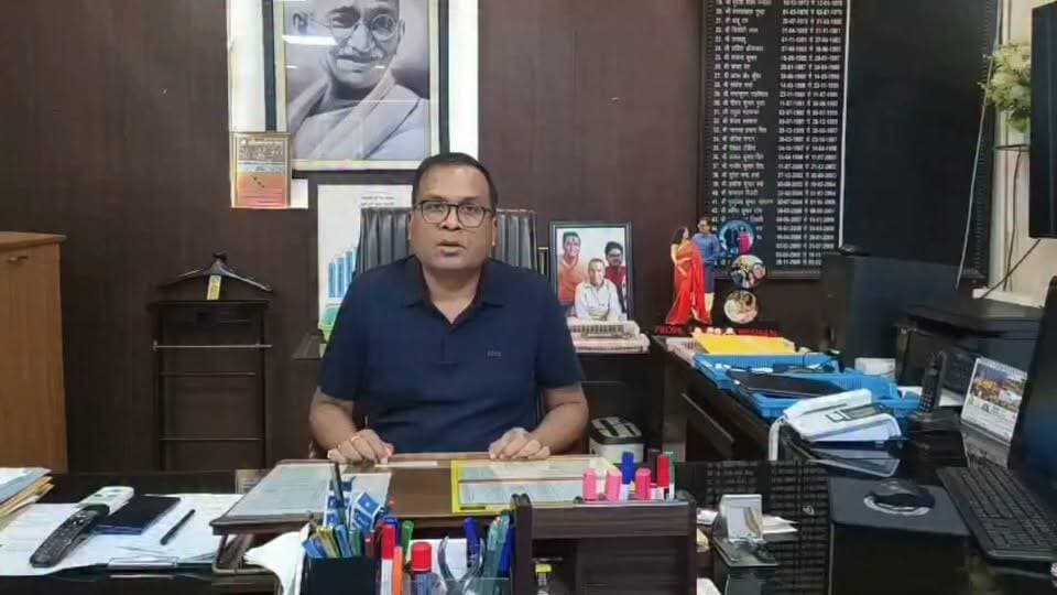 👉#जिले में बाढ़ की आशंका नहीं, अफवाहों पर ध्यान न दें : डीएम
शाहजहांपुर। गर्रा नदी में बढ़े जलस्तर को लेकर जिलाधिकारी धर्मेंद्र प्रताप सिंह ने जिलेवासियों को राहत की जानकारी दी है। वीडियो संदेश जारी कर डीएम ने कहा कि जिले में बाढ़ जैसे हालात बनने की कोई संभावना नहीं है। नदी का जलस्तर अब स्थिर रहने की उम्मीद है और इसके आगे बढ़ने की संभावना नहीं है।डीएम ने बताया कि रविवार शाम से गर्रा नदी का पानी घटने लगेगा। अगले दो से तीन दिनों में जलस्तर सामान्य होने की संभावना है। उन्होंने जिलेवासियों से अपील की कि किसी भी तरह की अफवाह पर ध्यान न दें और केवल प्रशासन की ओर से जारी आधिकारिक सूचनाओं पर ही भरोसा करें।उन्होंने कहा कि प्रशासन नदी के जलस्तर और पूरे हालात पर लगातार नजर बनाए हुए है। किसी भी आपात स्थिति से निपटने के लिए प्रशासन पूरी तरह तैयार है।
DM Shahjahanpur