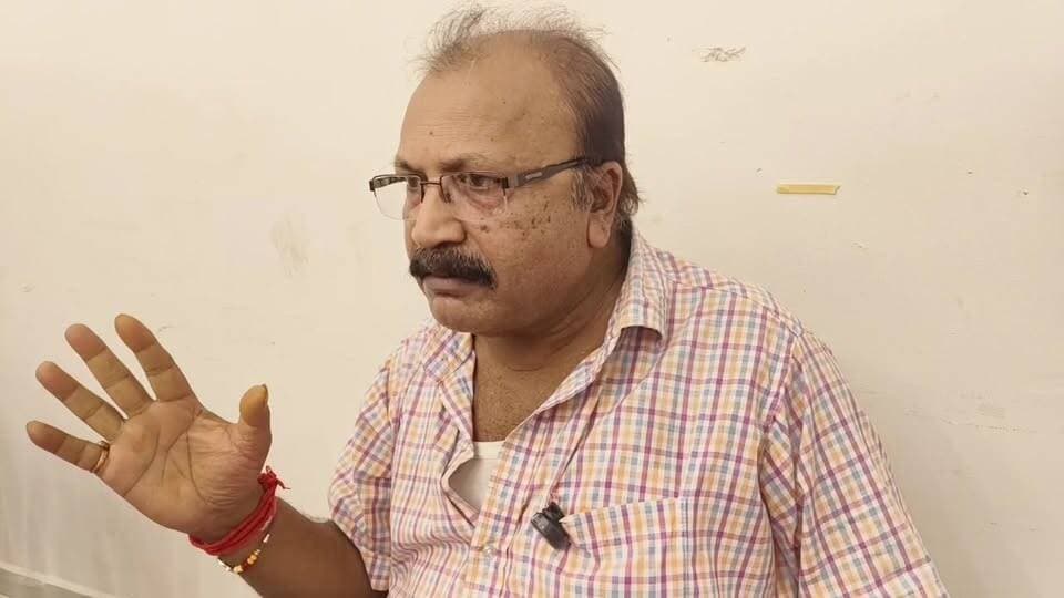 মণ্ডলপাড়া দুর্গাপূজা কমিটির পাল্টা প্রেস মিট বিতর্কিত জমির পাট্টাধারী কুমারেশ মণ্ডলের প্রেস মিট
