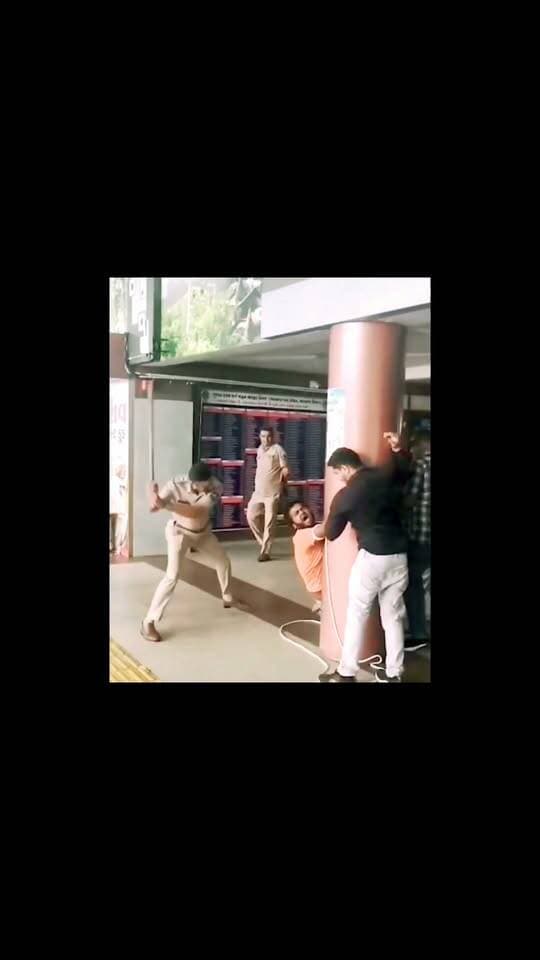 जिस जगह खौफ पैदा किया था… वहीं पुलिस ने कराया हिसाब! 😳
गुजरात के भावनगर बस स्टैंड पर काजल बरैया हत्याकांड के आरोपी फैजल लखानी को पुलिस घटनास्थल पर लेकर पहुंची। बताया जा रहा है कि यहीं आरोपी ने वारदात को अंजाम दिया था और उसे बचाने पहुंचे युवक पर भी हमला किया था।
अब देखिए वक्त का पहिया कैसे घूमता है… 👀
जिस जगह आरोपी की दबंगई का खौफ देखने को मिला था, उसी जगह पुलिस की सख्ती का वीडियो सामने आया है। वीडियो में लट्ठों की गिनती भी की गई—कुल 82!
अब सवाल ये है कि वीडियो में आखिर हुआ क्या-क्या?
82 लट्ठों की गिनती तक पहुंचते-पहुंचते पूरा मामला समझने के लिए वीडियो आखिर तक देखिए। 👇
हालांकि, किसी आरोपी के खिलाफ अंतिम सजा अदालत ही तय करती है। कानून अपने हाथ में लेने के बजाय कानूनी प्रक्रिया के तहत कार्रवाई ही उचित है।
वीडियो देखिए और बताइए—क्या ऐसी पुलिस कार्रवाई अपराधियों में कानून का डर पैदा करती है?
#Bhavnagar #GujaratNews #CrimeNews #KajalBaraiya #FaizalLakhani #ViralVideo #GujaratPolice Part 13