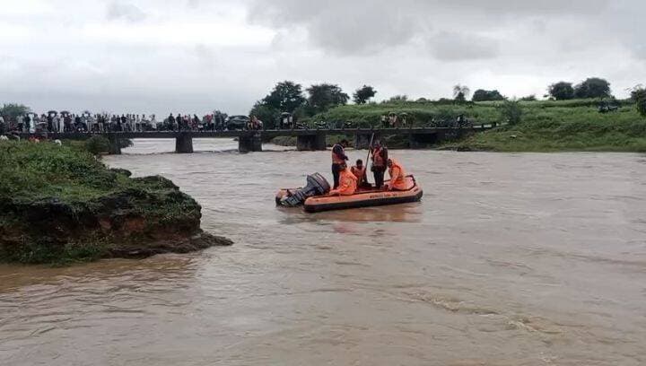थाना सिरसौद के अंतर्गत ग्राम सिकरौदा रपटा से बहे युवक छोटू पुत्र श्री राजू रावत की तलाश में जिला प्रशासन और रेस्क्यू टीम पूरी तरह मुस्तैद है।
कलेक्टर एवं जिला मजिस्ट्रेट श्री Arpit Verma IAS को इस घटना की सूचना मिलते ही उन्होंने तत्काल होमगार्ड कमांडेंट को निर्देशित किया और sderf की टीम को सक्रिय किया।
सहायक उपनिरीक्षक प्रमोद तिवारी के नेतृत्व में SDERF की रेस्क्यू टीम द्वारा लगातार तलाश जारी है।
कलेक्टर श्री अर्पित वर्मा के निर्देश पर मौके पर एसडीएम श्री आनंद राजावत भी पहुंचे और राहत व बचाव कार्य की निगरानी की।
साथ ही जिला प्रशासन द्वारा सभी से अपील की जा रही है कि जलभराव वाले स्थलों पर जाने से बचें ताकि कोई अप्रिय घटना घटित न हो।
#shivpuri