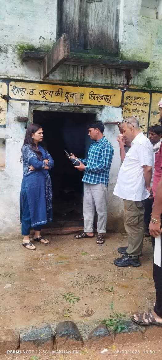कलेक्टर एवं जिला मजिस्ट्रेट श्री अर्पित वर्मा के निर्देशों के परिपालन में राजस्व अधिकारियों द्वारा क्षेत्र की शासकीय उचित मूल्य दुकानों का सघन निरीक्षण अभियान चलाया गया।
निरीक्षण के दौरान अधिकारियों ने गोदामों और दुकानों में रखी खाद्यान्न सामग्री, स्टॉक रजिस्टर, राशन तौलने के तराजू/मशीनों और ई-पॉस (POS) मशीनों की कार्यप्रणाली की गहन जाँच की।
अधिकारियों ने मौके पर मौजूद दुकान संचालकों को शासन के नियमानुसार पूरी पारदर्शिता, सही मापतौल और समय पर खाद्यान्न वितरित करने के निर्देश दिए। साथ ही उपस्थित ग्रामीणों एवं हितग्राहियों से बातचीत कर उन्हें मिलने वाले राशन और व्यवस्थाओं के संबंध में जानकारी ली, ताकि अंतिम व्यक्ति तक शासन की योजनाओं का लाभ बिना किसी बाधा के पहुँच सके।
CM Madhya Pradesh
Jansampark Madhya Pradesh
Department of Food, Civil Supplies & Protection - Madhya Pradesh
Collector Shivpuri
#shivpuruli