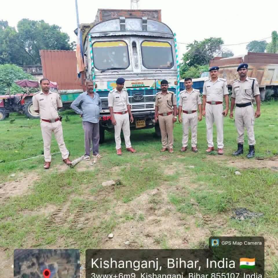 नवीन कुमार, जिला पदाधिकारी, किशनगंज के निर्देशानुसार जिले भर में
सड़क सुरक्षा के मद्देनज़र प्रवर्तन अभियान के दौरान ट्रक एवं जुगाड़ वाहनों की जांच की जा रही है ।
दिनांक 05.09.2026 को जिला किशनगंज में सड़क सुरक्षा एवं परिवहन नियमों के अनुपालन हेतु प्रवर्तन/जाँच अभियान चलाया गया। अभियान के दौरान नियमों का उल्लंघन करते पाए गए वाहनों के विरुद्ध नियमानुसार कार्रवाई की गई।
उपलब्ध विवरण के अनुसार कार्रवाई के दौरान विभिन्न जगहों से कुल 04 वाहनों को जब्त (Seized) किया गया, जिसमें 02 ट्रक एवं 02 जुगाड़ वाहन शामिल हैं।