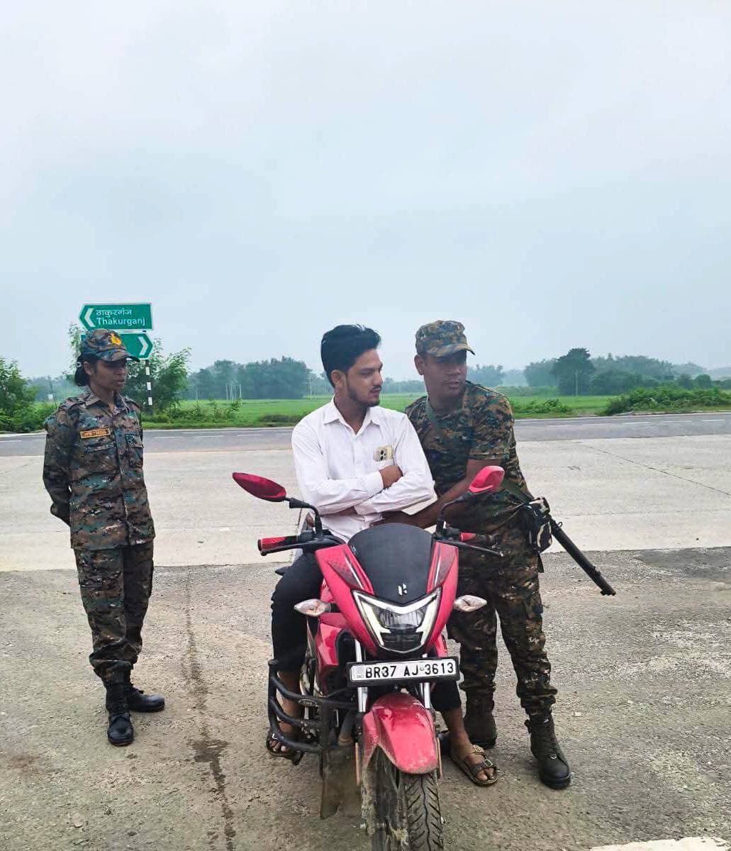 पुलिस अधीक्षक, किशनगंज के निर्देशानुसार प्रातः कालीन गश्ती के दौरान जिला के विभिन्न थाना क्षेत्रों एवं प्रमुख मार्गों पर विशेष वाहन चेकिंग अभियान' चलाया गया।
इस दौरान पुलिस टीमों ने दोपहिया एवं चारपहिया वाहनों को रोककर आवश्यक दस्तावेजों, ड्राइविंग लाइसेंस, हेलमेट, सीट बेल्ट तथा वाहन की वैधता की जाँच की।
पुलिस बल द्वारा बाजार क्षेत्रों, चौक-चौराहों, संवेदनशील स्थानों एवं सीमावर्ती मार्गों पर विशेष निगरानी रखी गई।
किशनगंज पुलिस जिला में कानून-व्यवस्था बनाए रखने, अपराध की रोकथाम तथा आमजन की सुरक्षा सुनिश्चित करने के लिए लगातार सतर्क एवं प्रतिबद्ध है।