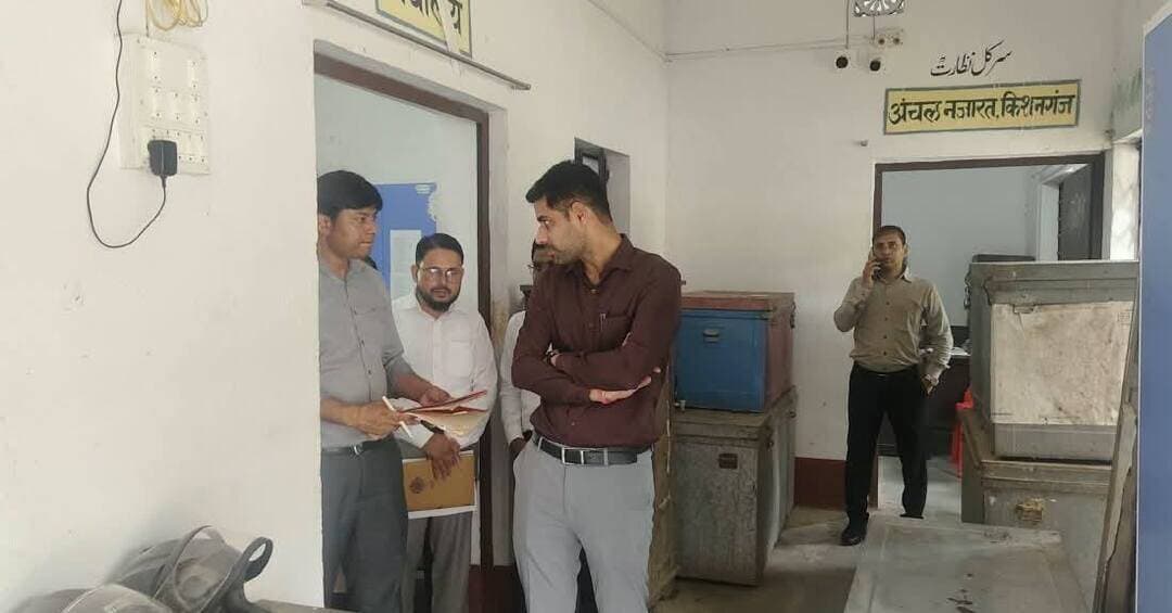 आज दिनांक 5 सितंबर 2026 को श्री नवीन कुमार,जिला पदाधिकारी ,
किशनगंज द्वारा भ्रमण कार्यक्रम के दौरान अंचल कार्यालय , किशनगंज के कार्यों का निरीक्षण किया गया ।
जिला पदाधिकारी महोदय द्वारा अंचल कार्यालय निरीक्षण के क्रम में सभी विषयों यथा अंकेक्षण पंजी ,अनुक्रमण पंजी ,बासगित पर्चा पंजी, बंदोबस्त पंजी ,अतिक्रमणवाद पंजी, खतियान रजिस्टर टू एवं अन्य पंजीयों के संधारण सही रूप से नहीं होने के कारण जिला पदाधिकारी महोदय द्वारा सभी कर्मियों को कड़ी चेतावनी दी गई ।
सख्त निर्देश देते हुए उन्होंने कहा कि अंचल कार्यालय के सभी पंजी का सुधार और रखरखाव वर्तमान वर्ष के अनुसार हर हाल में संधारित करना सुनिश्चित करेंगे , साथ ही कार्यालय की साफ सफाई व्यवस्था सुनिश्चित करेंगे।
निर्देश देते हुए उन्होंने कहा कि सबका सम्मान, जीवन आसान ( इज ऑफ लिविंग ) के तहत
अंचल कार्यालय में आने वाले आवेदकों के लिए बैठने की सुविधा, पेयजल की सुविधा , शौचालय की साफ-सफाई हर हाल में मुहैया कराना सुनिश्चित करेंगे। साथ ही आवेदकों के समस्याओं का समयबद्ध तरीके से निष्पादन हर हाल में करना सुनिश्चित करेंगे , ताकि दूर दराज ग्रामीण क्षेत्रों से आने वाले आवेदकों को अनावश्यक रूप से परेशानी का सामना न करना पड़े ।
इस अवसर पर अंचलाधिकारी, सहित संबंधित विभाग के कर्मी गण आदि उपस्थित थे
