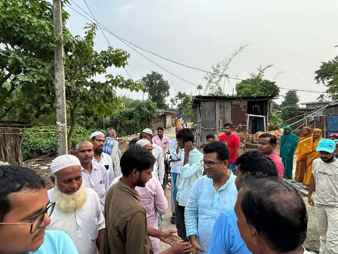 कोचाधामन। विधायक सरवर आलम ने प्रखंड क्षेत्र भ्रमण के दौरान कोचाधामन पंचायत के दाँती गांव पहुंचकर ग्रामीणों से मुलाकात की। उन्होंने ग्रामीणों की समस्याएं सुनीं और संबंधित मामलों के जल्द समाधान का आश्वासन दिया। इस दौरान स्थानीय लोगों ने विभिन्न जनसमस्याओं से विधायक को अवगत कराया।