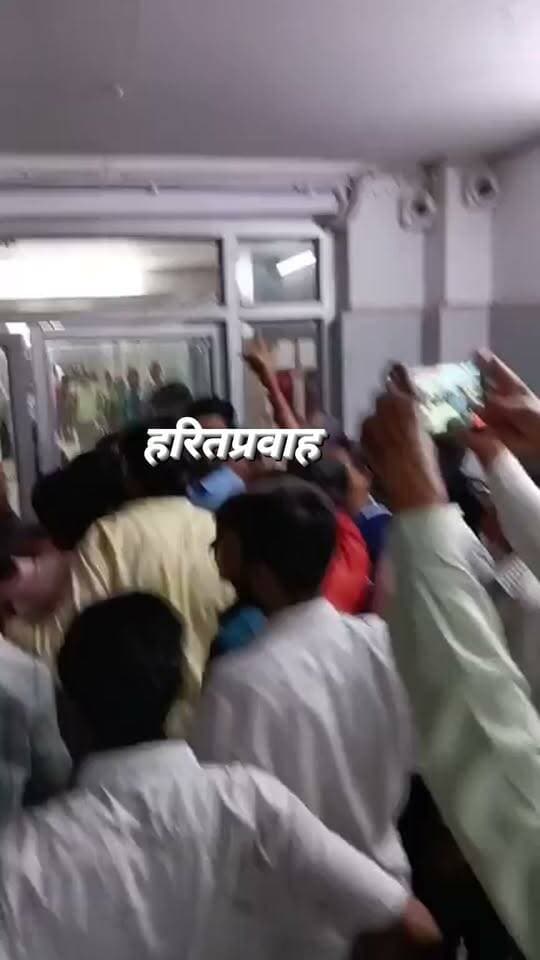 संजय गांधी अस्प्ताल में मच गया बवाल , पहुँच गया भारी पुलिस बल, NSUI कार्यकर्ताओ की आवाज को पुलिस प्रशासन ने किया दबाने का प्रयास मिली धमकी देखे लाइव वीडियो
@highlight Dr Mohan Yadav Rajendra Shukla IG REWA सुखेन्द्र सिंह बन्ना फैंसक्लब Collector Rewa हरित प्रवाह न्यूज Pradyuman 4U Indian National Congress - BIHAR Rajendra Shukla Fans शहर कांग्रेस रीवा Dr. Narottam Mishra AAP Youth Wing Jansampark Rewa Rewa SP Rewa MP मध्यप्रदेश कांग्रेस कमेटी भोपाल