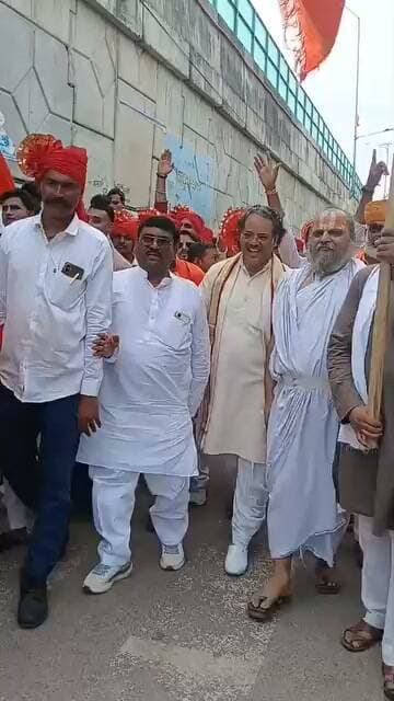 फतेहपुर। जनपद के मलवां क्षेत्र में विश्व हिंदू परिषद द्वारा प्रतिवर्ष आयोजित धर्मसभा एवं धर्म ध्वज यात्रा इस वर्ष भी श्रद्धा, उत्साह और अनुशासन के साथ संपन्न हुई। यात्रा में बड़ी संख्या में श्रद्धालुओं, सामाजिक कार्यकर्ताओं और विभिन्न संगठनों के पदाधिकारियों ने भाग लिया। धार्मिक जयघोषों और भगवा ध्वजों के बीच निकली यात्रा ने पूरे क्षेत्र को भक्तिमय वातावरण से सराबोर कर दिया।