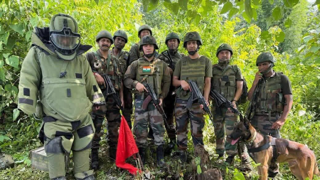 জিরিবামে তিনটি সন্দেহভাজন আইইডি উদ্ধার, সেনাবাহিনীর তৎপরতায় বড় বিপদ এড়ানো
নির্দিষ্ট গোয়েন্দা তথ্যের ভিত্তিতে জিরিবামের আহমদাবাদ এলাকায় অভিযান চালিয়ে তিনটি সন্দেহভাজন ইম্প্রোভাইজড এক্সপ্লোসিভ ডিভাইস বা আইইডি শনাক্ত করেছে ভারতীয় সেনাবাহিনী। শুক্রবার এই ঘটনায় এলাকায় চাঞ্চল্যের সৃষ্টি হয়।
স্পিয়ার কোরের অধীনে রেড শিল্ড ডিভিশনের জওয়ানরা সন্দেহজনক বস্তুগুলি দেখতে পাওয়ার পর দ্রুত ওই এলাকা ঘিরে ফেলেন। স্থানীয় বাসিন্দা ও নিরাপত্তাকর্মীদের নিরাপত্তার কথা মাথায় রেখে প্রয়োজনীয় সতর্কতামূলক ব্যবস্থা নেওয়া হয়।
এরপর প্রশিক্ষিত এক্সপ্লোসিভ ডিটেকশন ডগ-এর সাহায্যে পরীক্ষা চালিয়ে বিস্ফোরক থাকার বিষয়টি নিশ্চিত করা হয়। পরে সেনাবাহিনীর বোমা নিষ্ক্রিয়কারী দল ঘটনাস্থলে পৌঁছে অত্যন্ত সতর্কতার সঙ্গে তিনটি আইইডি নিরাপদে ধ্বংস করে।
সেনাবাহিনীর দ্রুত ও পেশাদার পদক্ষেপের ফলে সম্ভাব্য বড় ধরনের বিপদ এড়ানো সম্ভব হয়েছে। পাশাপাশি এলাকায় সাধারণ মানুষের নিরাপদ চলাচলও দ্রুত স্বাভাবিক করা হয়।
মণিপুরে সাধারণ মানুষের নিরাপত্তা নিশ্চিত করতে স্থানীয় জনগণ ও বেসামরিক প্রশাসনের সঙ্গে সমন্বয় রেখে সেনাবাহিনী লাগাতার কাজ করে যাচ্ছে বলে জানানো হয়েছে