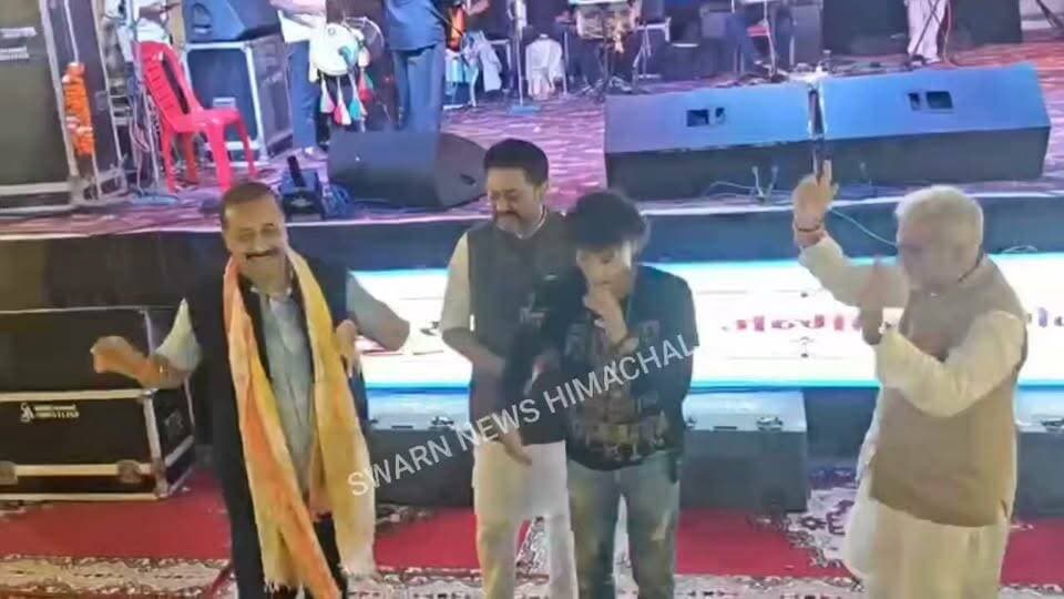 जन्माष्टमी पर गायक गगन सिंह के गानों पर थिरके फतेहपुर विधायक भवानी पठानिया..
पूर्व विधायक अजय महाजन ने भी निभाया साथ...