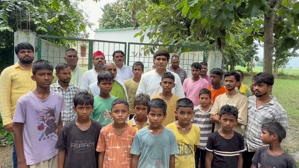 बंद प्राथमिक विद्यालयों को खोलने की मांग, सपा ने चलाया ‘पाठशाला पुकारे’ कार्यक्रम
रुद्रपुर, देवरिया। शिक्षक दिवस के अवसर पर समाजवादी पार्टी ने प्रदेश में बंद किए गए प्राथमिक विद्यालयों को दोबारा खोलने की मांग को लेकर ‘पाठशाला पुकारे’ कार्यक्रम आयोजित किया। सपा नेता एवं पूर्व छात्रसंघ अध्यक्ष अवनीश यादव ने कहा कि भाजपा सरकार में बंद हुए करीब 26 हजार प्राथमिक विद्यालयों को फिर से संचालित किया जाना चाहिए। कार्यक्रम के माध्यम से शिक्षा के अधिकार और सरकारी स्कूलों को मजबूत करने का संदेश दिया गया। उन्होंने कहा कि समाजवादी पार्टी का उद्देश्य है कि बंद स्कूल फिर से खुलें, ताकि गरीब, पिछड़े, दलित और वंचित वर्ग के बच्चों को बेहतर शिक्षा मिल सके। कार्यक्रम में ‘बंद स्कूल खुलेगा, तो PDA पढ़ेगा’ का संदेश दिया गया।