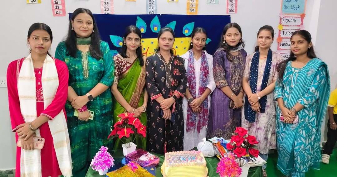 *गया के हैप्पी पब्लिक स्कूल में धूमधाम से मनाया गया शिक्षक दिवस, शिक्षकों को किया गया सम्मानित...*
गया : शहर के मगध कॉलोनी रोड नंबर 12 में स्थित हैप्पी पब्लिक स्कूल में शिक्षक दिवस बड़े ही हर्षोल्लास और धूमधाम के साथ मनाया गया। कार्यक्रम की शुरुआत भारत के पूर्व राष्ट्रपति और महान शिक्षाविद् भारत रत्न डॉ. सर्वपल्ली राधाकृष्णन के चित्र पर माल्यार्पण और दीप प्रज्ज्वलन के साथ की गई।
इस अवसर पर विद्यालय के निदेशक बिक्रमादित्य कुमार ने डॉ. सर्वपल्ली राधाकृष्णन की जीवनी पर प्रकाश डालते हुए कहा कि डॉ. राधाकृष्णन एक आदर्श शिक्षक थे। उनका मानना था कि शिक्षा के द्वारा ही समाज का निर्माण संभव है। शिक्षकों को उनके आदर्शों पर चलकर बेहतर संस्कार और गुणवत्तापूर्ण शिक्षा देनी चाहिए, जो हमारे स्कूल का मूल मंत्र भी है।
कार्यक्रम के दौरान विद्यालय के सभी शिक्षकों को ऑफिस बैग और प्रशस्ति पत्र देकर सम्मानित किया गया। छात्र-छात्राओं ने शिक्षकों के सम्मान में सांस्कृतिक कार्यक्रम और स्वागत गीत भी प्रस्तुत किए। मौके पर विद्यालय के सभी शिक्षिकाएं और स्टाफ सदस्य उपस्थित थे। #bdbiharjharkhand