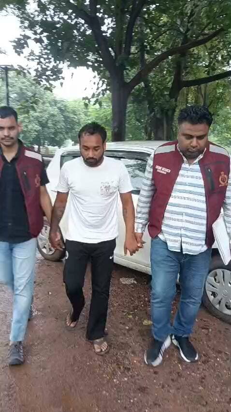 पुलिस प्रेस नोट 05 सितंबर 2026
क्राईम ब्रांच सेंट्रल की अवैध शराब पर कार्रवाई: *वीकेंड अभियान* के तहत 336 बोतल अग्रेजी शराब बरामद, एक गिरफ्तार
स्विफट कार में कर रहा था शराब की तस्करी
फरीदाबाद- पुलिस आयुक्त सतेंद्र कुमार गुप्ता के निर्देशन में फरीदाबाद पुलिस द्वारा *वीकेंड अभियान* चलाया जा रहा है। जिसके अंतर्गत अवैध शराब तस्करी, हथियार, अवैध नशा तथा वांछित अपराधियों के विरुद्ध कार्रवाई करने के निर्देश दिए गए हैं। जिसके चलते क्राईम ब्रांच सेंट्रल की टीम ने अवैध शराब तस्करी पर कार्रवाई करते हुए 4 सितंबर को एक स्विफ्ट कार से 336 बोतल अवैध अग्रेजी शराब बरामद कर आशीष भडाना निवासी गांव अनंगपुर फरीदाबाद को गिरफ्तार किया है।
पुलिस प्रवक्ता ने बताया कि 04 सितंबर को क्राईम ब्रांच सेंट्रल की टीम क्षेत्र में गश्त पर मौजूद थी। इसी दौरान टीम को विश्वसनीय सूत्रों से नीमका - सदपुरा रोड से एक व्यक्ति द्वारा स्विफ्ट कार में अवैध रूप से शराब ले जाने की सूचना प्राप्त हुई।
सूचना को गंभीरता से लेते हुए पुलिस टीम ने तत्काल मौका पर नाकाबंदी कर आशीष भडाना को काबू किया। गाडी से 336 बोतल अवैध अग्रेजी शराब(रॉयल ग्रीन) बरामद हुई। शराब के संबंध में कोई वैध लाइसेंस या परमिट प्रस्तुत नहीं कर सका।
उन्होंने आगे बताया कि थाना तिगांव में हरियाणा आबकारी अधिनियम की संबंधित धाराओं के तहत मामला दर्ज कर आरोपित के खिलाफ कानूनी कार्रवाई की गई है तथा बरामद शराब व गाड़ी को नियमानुसार जब्त किया गया है।
फरीदाबाद पुलिस की आमजन से अपील है कि यदि कहीं भी अवैध शराब की बिक्री, तस्करी अथवा अन्य किसी गैरकानूनी गतिविधि की जानकारी मिले तो उसकी सूचना तत्काल फरीदाबाद पुलिस के कंट्रोल रूम नंबर 9999150000, 0129-2227200 या डायल 112 या फिर स्थानीय पुलिस को दें। सूचना देने वाले व्यक्ति की पहचान पूर्णतः गोपनीय रखी जाएगी।
प्रवक्ता, फरीदाबाद पुलिस