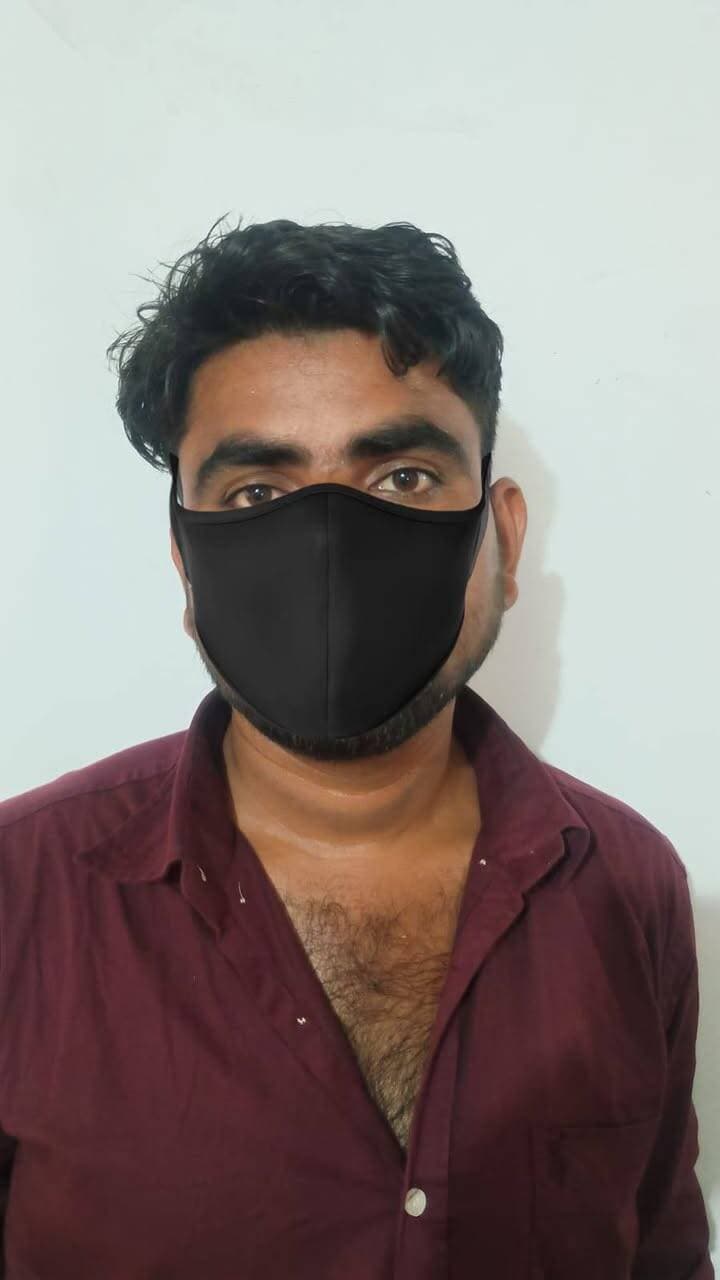 पुलिस प्रेस नोट 05.09.2026
*फोन हैक कर 1,13,000 रुपये की ठगी, 3 गिरफ्तार, साइबर थाना बल्लभगढ की कार्रवाई*
फरीदाबाद- महिला का फोन हैक कर उसके खाता से 1,13,000 रुपये की ठगी करने के मामले में साइबर थाना बल्लभगढ की टीम ने ईश्वर दास(24), दिनेश(24) वासी नागौर राजस्थान व दिनेश(19) वासी जौधपुर राजस्थान को गिरफ्तार किया है। जिनको टीम ने नागौर व जोधपुर राजस्थान से 3 सितंबर को काबू किया है। आरोपितों को माननीय न्यायलय में पेश कर 4 दिन के पुलिस रिमांड लिया जाकर आगे की जांच की जा रही है
पुलिस प्रवक्ता अनुसार सेक्टर-3 बल्लभगढ वासी एक महिला पुलिस को दी अपनी शिकायत में बताया कि 24 जुलाई को उसका फोन अचानक हैक हो गया था और उसके बैंक खाते से 1,13,000 रुपये कट गए। जिस शिकायत पर साइबर थाना बल्लभगढ में ठगी की धाराओं में मामला दर्ज कर जांच आरंभ की गई थी।
प्रारंभिक जांच में सामने आया कि आरोपी ईश्वर ने खाताधारक मनोज का खाता लेकर आगे दिनेश को दिया था। जिस खाता को साइबर ठगी के लिए आगे ठगों के पास पहुंचाया गया था। तीनों आरोपी 12वीं पास है। खाताधारक मनोज को पहले ही गिरफ्तार किया जा चुका है।
पुलिस प्रवक्ता