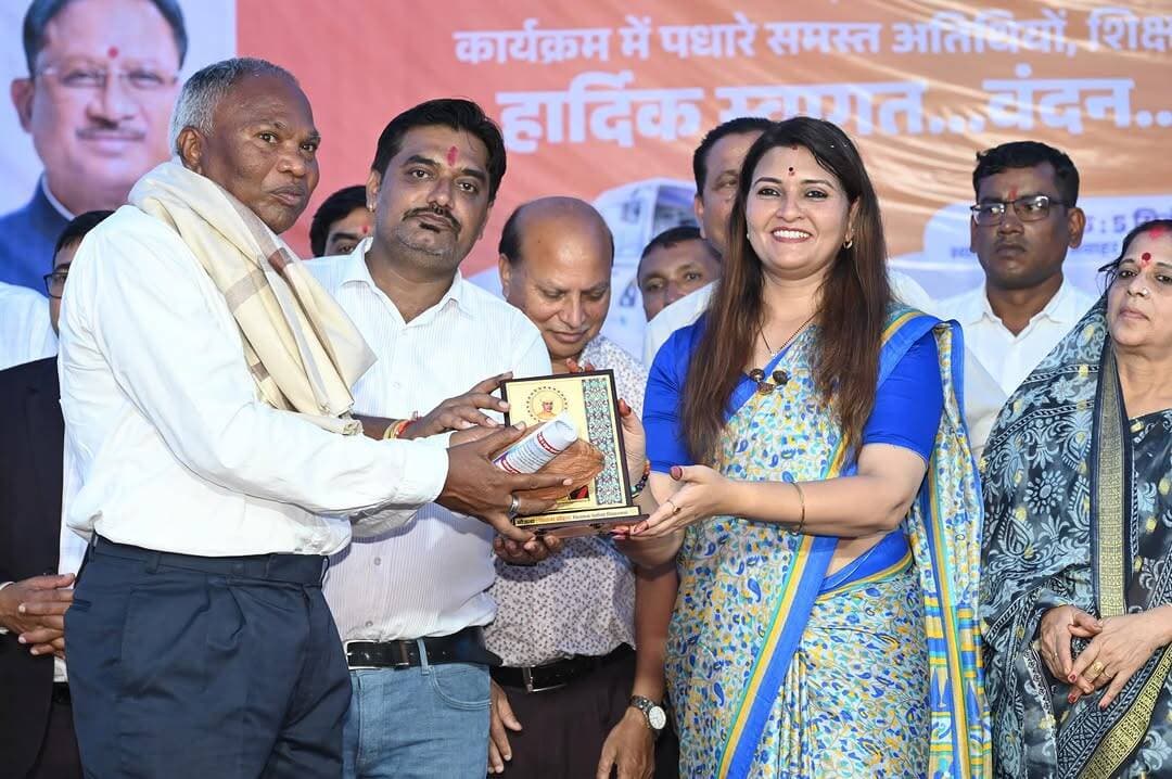 पंडरिया विधायक श्रीमती भावना बोहरा ने पीएमश्री जवाहर नवोदय विद्यालय, उड़ियाकला में आयोजित शिक्षा अभिनंदन समारोह में उत्कृष्ट सेवाओं के लिए शिक्षकों का सम्मान किया।
कार्यक्रम में ‘भावना दीदी की साइंस पाठशाला’ का शुभारंभ किया गया, जिसमें विद्यार्थियों को ड्रोन, रोबोटिक्स, एआई एवं 3D आर्ट जैसी आधुनिक तकनीकों से जोड़ने की पहल की गई।