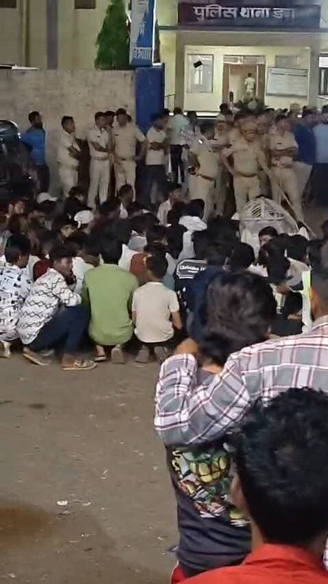 राजस्थान के घाटाखेड़ी में ANTF की दबिश के दौरान युवक की मौत के बाद बवाल। परिजनों ने डग थाने के बाहर शव रखकर प्रदर्शन किया और टीम पर मारपीट के आरोप लगाते हुए हत्या का मामला दर्ज करने की मांग की। क्षेत्र में भारी पुलिस बल तैनात।
#राजस्थान, #झालावाड़, #डगथाना, #ANTF, #एनडीपीएस, #घाटाखेड़ी, #प्रदर्शन, #राजस्थानपुलिस, #ब्रेकिंगन्यूज, #ताज़ाखबर, #यशस्वीदुनिया