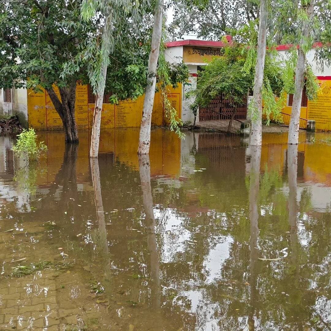 स्कूल में भरा नाले का गंदा पानी, सड़क पर चटाई बिछाकर हो रही पढ़ाई
कोंच। विकास खंड कोंच के ग्राम पड़री स्थित उच्च प्राथमिक विद्यालय में नाले का गंदा पानी भर जाने से बच्चों की पढ़ाई बाधित हो गई। ऐसे में विद्यालय आने वाले विद्यार्थियों को सड़क पर चटाई बिछाकर पढ़ने के लिए मजबूर होना पड़ रहा है। विद्यालय परिसर में पानी भरने के कारण रसोई तक पहुंचना भी मुश्किल हो गया है।
स्कूल के बगल में तालाब बना हुआ है और तालाब से नाला भी निकला है। पिछले कई दिनों से हो रही बारिश के बाद तालाब और नाला ओवरफ्लो हो गया, जिससे नाले का गंदा पानी विद्यालय परिसर में घुस गया। देखते ही देखते पूरा परिसर जलमग्न हो गया। विद्यालय में जलभराव के चलते विद्यार्थियों को कक्षा के बजाय सड़क पर चटाई बिछाकर पढ़ाया जा रहा है, इससे उन्हें परेशानी का सामना करना पड़ रहा है। साथ ही विद्यालय परिसर में गंदा पानी भरा होने से संक्रमण का खतरा भी बना हुआ है। शनिवार को विद्यालय में तैनात दो सहायक अध्यापिकाओं की गैरमौजूदगी को लेकर बताया गया कि वे उरई मुख्यालय पर आयोजित कार्यक्रम में गई हैं। प्रधानाध्यापक दिलीप कुमार ने बताया कि पिछले दो-तीन दिनों से विद्यालय में नाले का पानी भरा हुआ है। जलभराव के कारण बच्चों को बाहर सड़क पर पढ़ाना पड़ रहा है। एसडीएम अभिनव कुमार ने बताया कि जानकारी नहीं है। तत्काल बीडीओ को मौके पर भेजकर विद्यालय परिसर में भरे पानी की जल निकासी कराई जाएगी। साथ ही दोनों सहायक अध्यापिकाओं की उपस्थिति की जांच के लिए बीईओ को निर्देशित किया जाएगा।